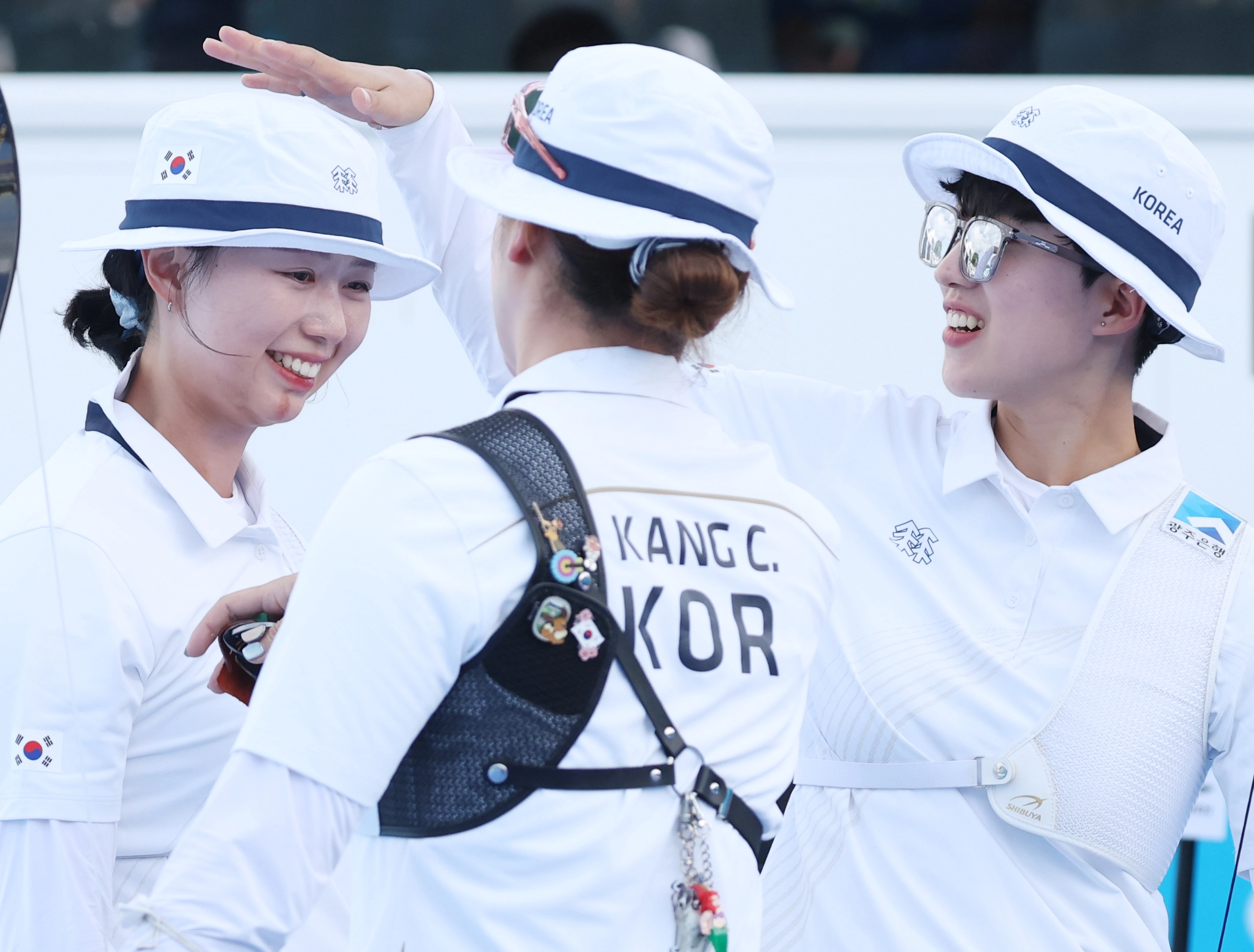 한국 양궁 국가대표 안산과 강채영, 임시현이 10일 광주 5·18민주광장 특설경기장에서 열린 2025 광주 세계양궁선수권대회 리커브 여자 단체전 동메달 결정전에서 승리한 뒤 기뻐하고 있다. 광주 연합뉴스