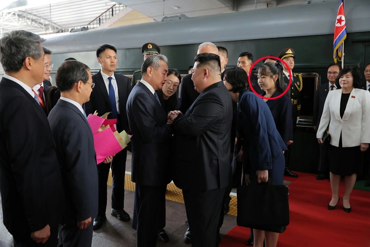중국 전승절 80주년 열병식에 참석하기 위해 방중한 김정은(가운데) 북한 국무위원장이 지난 2일 베이징역에 도착해 영접 나온 왕이(왼쪽) 중국 외교부장과 인사하고 있다. 김 위원장 뒤에는 딸 주애(빨간 원)가 서 있다. 이 사진은 북한 주민들도 볼 수 있는 노동신문 3일 자에 공개됐다.
평양 노동신문 뉴스1