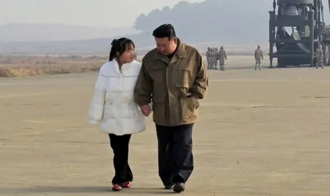 김정은 북한 국무위원장이 2022년 11월18일 평양국제비행장에서 딸 김주애의 손을 맞잡고 걷는 모습. 조선중앙통신 연합뉴스