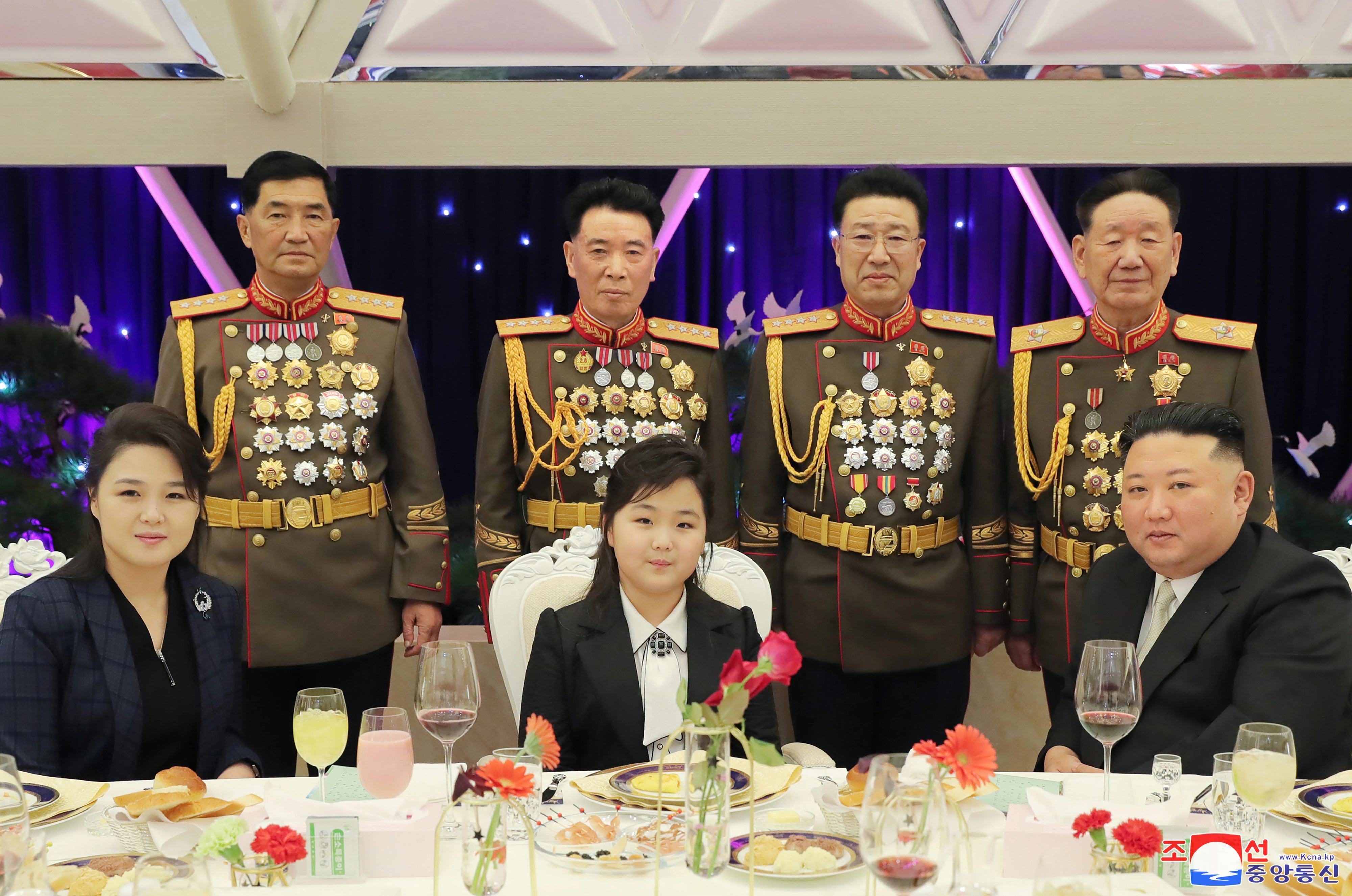 북한 김정은 국무위원장이 딸 김주애와 함께 건군절(2월 8일) 75주년 기념연회에 참석했다고 조선중앙통신이 8일 보도했다. 2023.2.8 연합뉴스