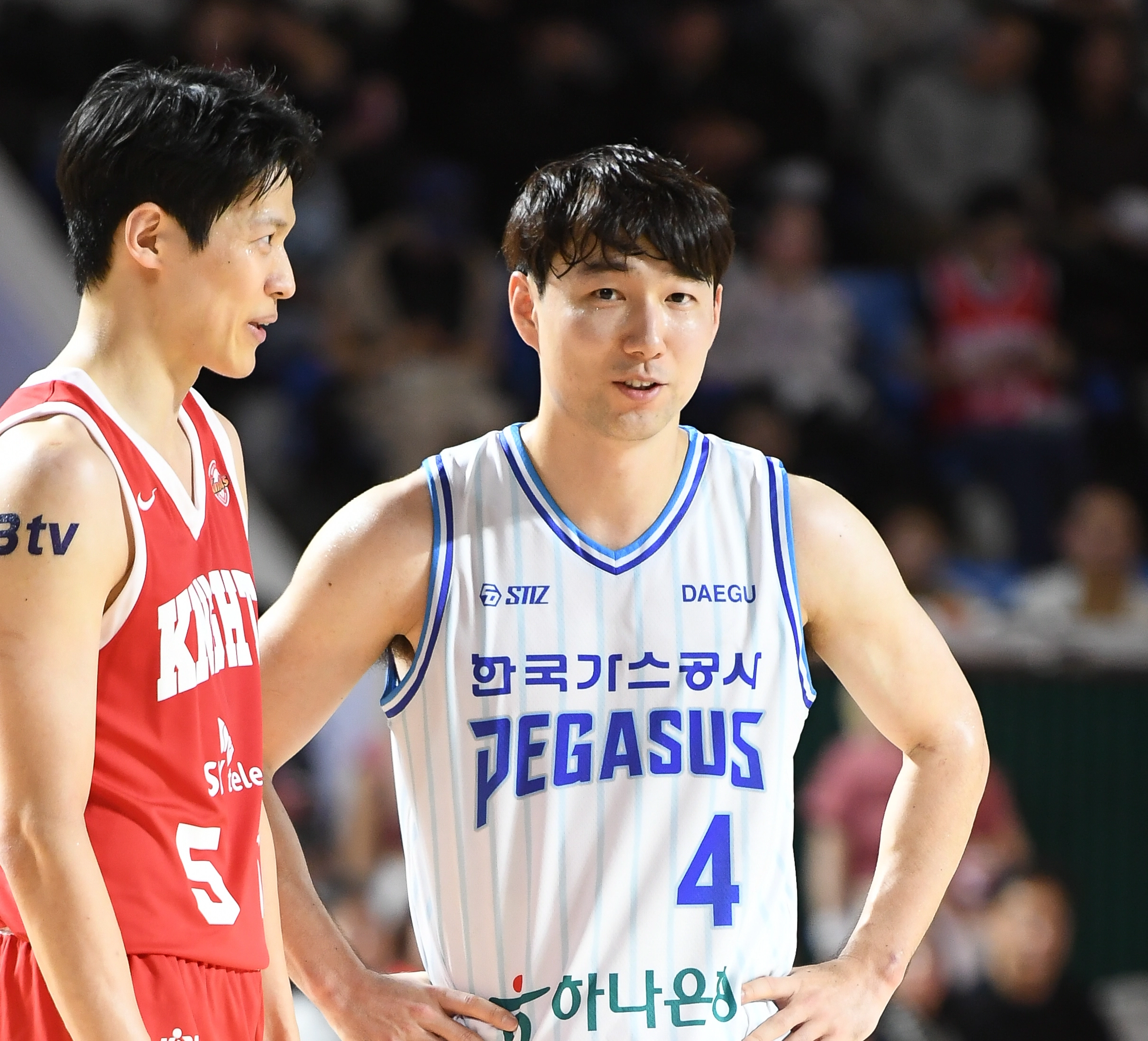 대구 한국가스공사 시절 김낙현이 지난해 11월 29일 서울 잠실학생체육관에서 열린 2024~25 프로농구 정규시즌 서울 SK와의 원정 경기에서 김선형과 대화하고 있다. KBL 제공