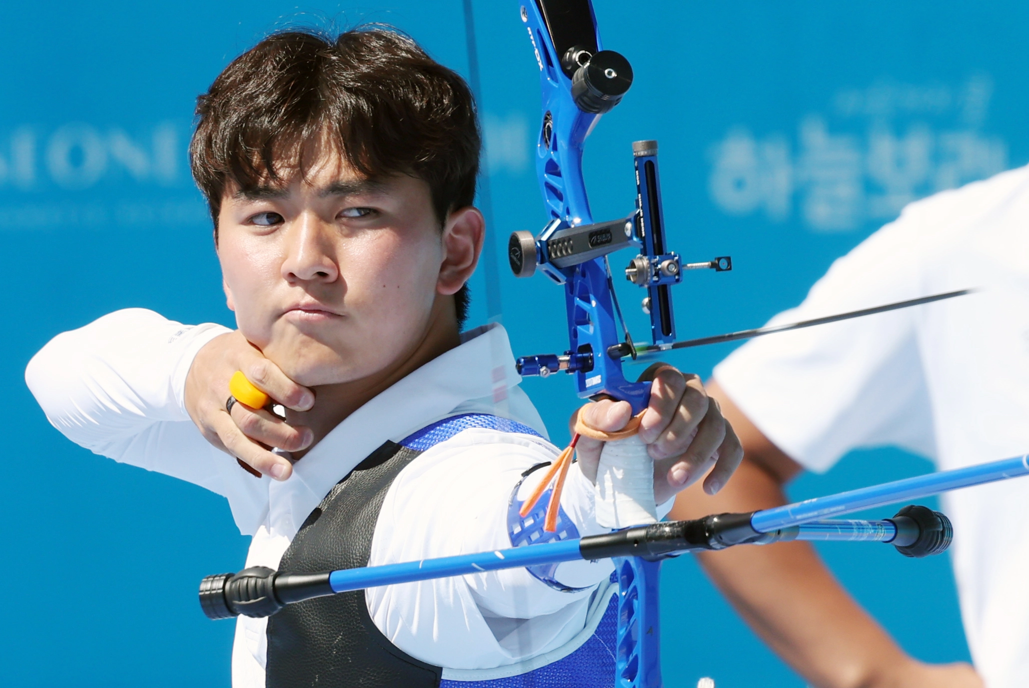 한국 양궁 국가대표 김제덕이 11일 광주 5·18민주광장 특설경기장에서 열린 2025 광주 세계양궁선수권대회 리커브 남자 개인전 16강에서 활을 쏘고 있다. 광주 연합뉴스