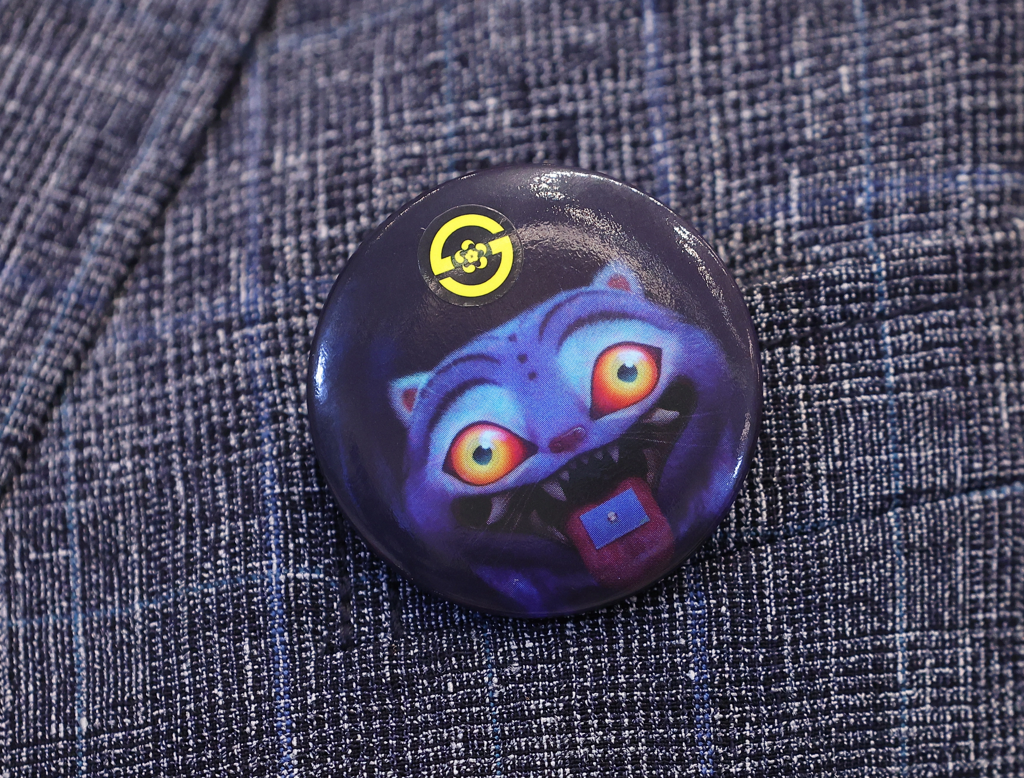 소장하고 싶은 ‘더피 핀버튼’  넷플릭스 영화 ‘케이팝 데몬 헌터스’ 속 호랑이 캐릭터인 ‘더피’를 담은 핀버튼으로 대통령실이 이날 기자회견에 참석한 기자들에게 나눠 준 비표 겸 선물.
뉴시스