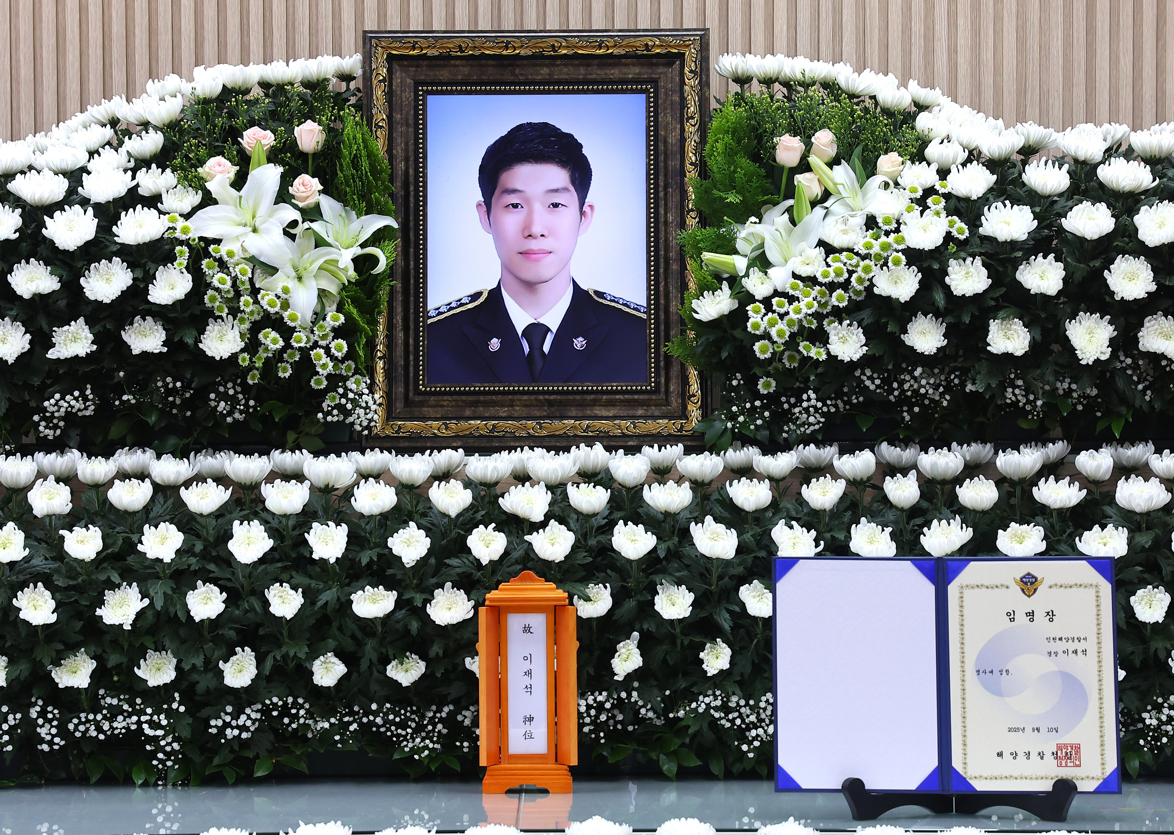 갯벌 고립 노인에 구명조끼 벗어주고 숨진 해경 이재석 경장 빈소  11일 인천 동구의 한 장례식장에 갯벌 고립 노인에 구명조끼 벗어주고 숨진 해경 고(故) 이재석 경장 빈소가 마련되어 있다. 2025.9.11 연합뉴스
