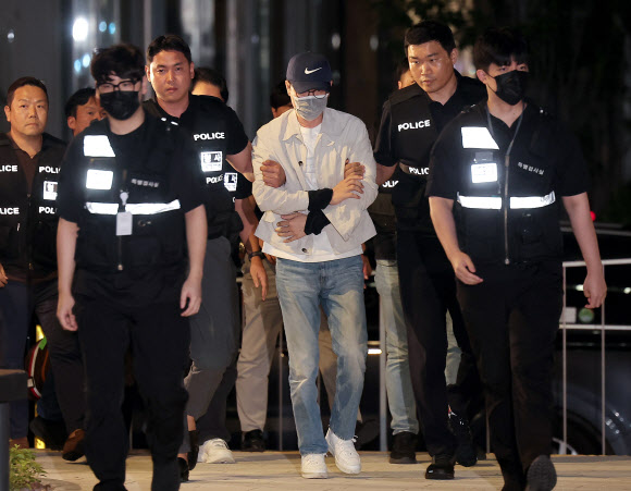 ‘삼부토건 주가조작’ 사건으로 수사받다가 도주한 이기훈 삼부토건 부회장(겸 웰바이오텍 회장)이 경찰에 체포돼 11일 서울 종로구에 마련된 김건희특검 사무실로 들어서고 있다. 2025.9.11  연합뉴스