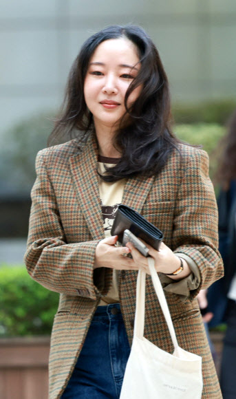 민희진 전 어도어 대표가 11일 서울 서초구 중앙지방법원에서 열린 하이브와의 주식 매매대금 청구 및 주주 간 계약 해지 확인 소송에 증인으로 출석하고 있다. 2025.9.11  연합뉴스