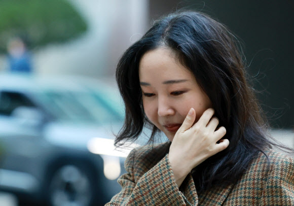 민희진 전 어도어 대표가 11일 서울 서초구 중앙지방법원에서 열린 하이브와의 주식 매매대금 청구 및 주주 간 계약 해지 확인 소송에 증인으로 출석하고 있다. 2025.9.11  연합뉴스