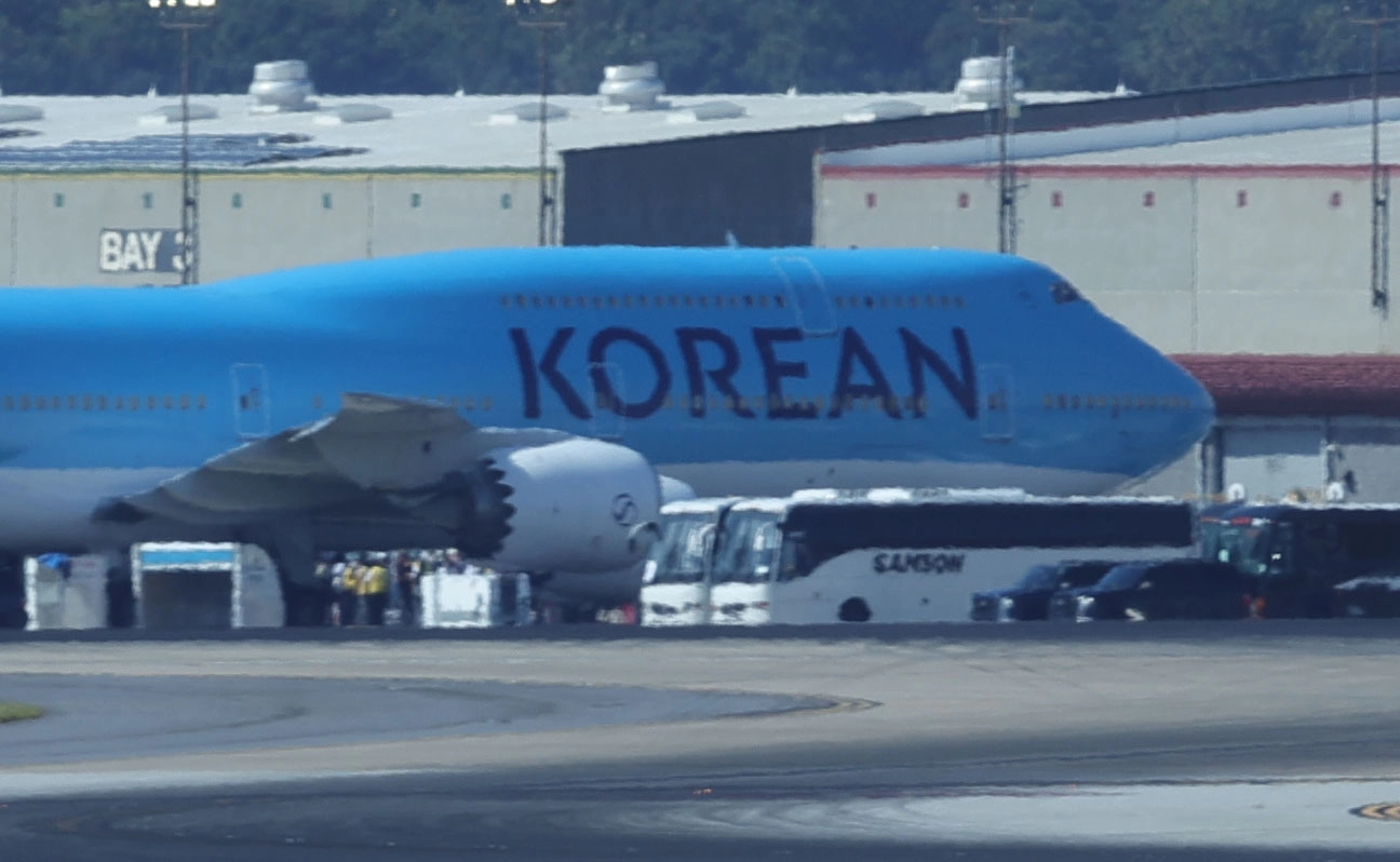 전세기 탑승하는 석방 근로자들  이민단속으로 체포됐던 현대차-LG엔솔 배터리공장 건설 현장 직원들이 11일(현지시간) 미국 조지아주 하츠필드-잭슨 애틀랜타 국제공항에 도착해 대한항공 전세기에 탑승하고 있다. 2025.9.12 연합뉴스