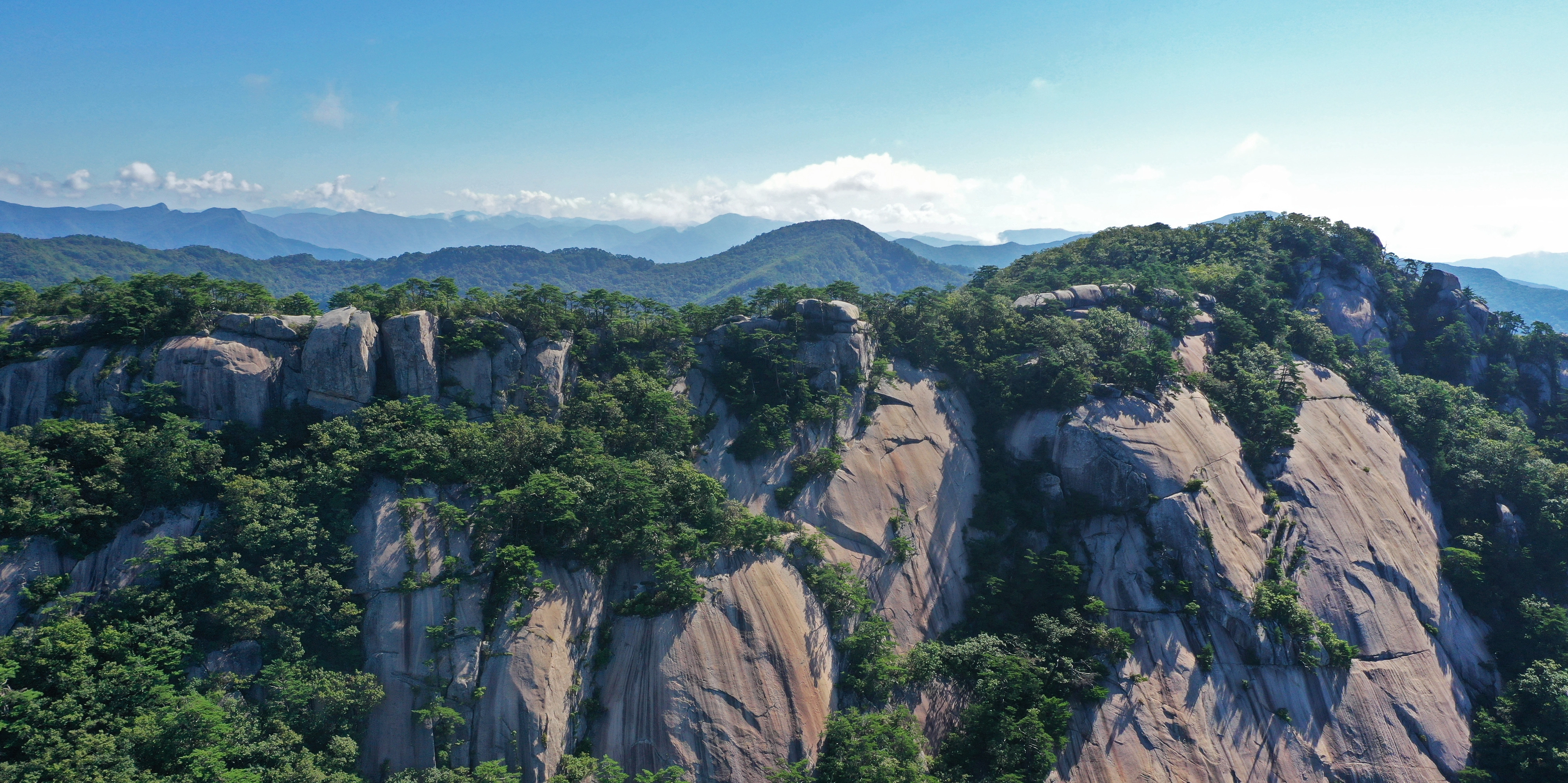 ‘백두대간의 화강암 돔’ 희양산의 정상 능선 모습. 바위 위에 사람 하나 서 있어 봐야 개미보다 작게 보일 만큼 암릉 규모가 거대하다.
