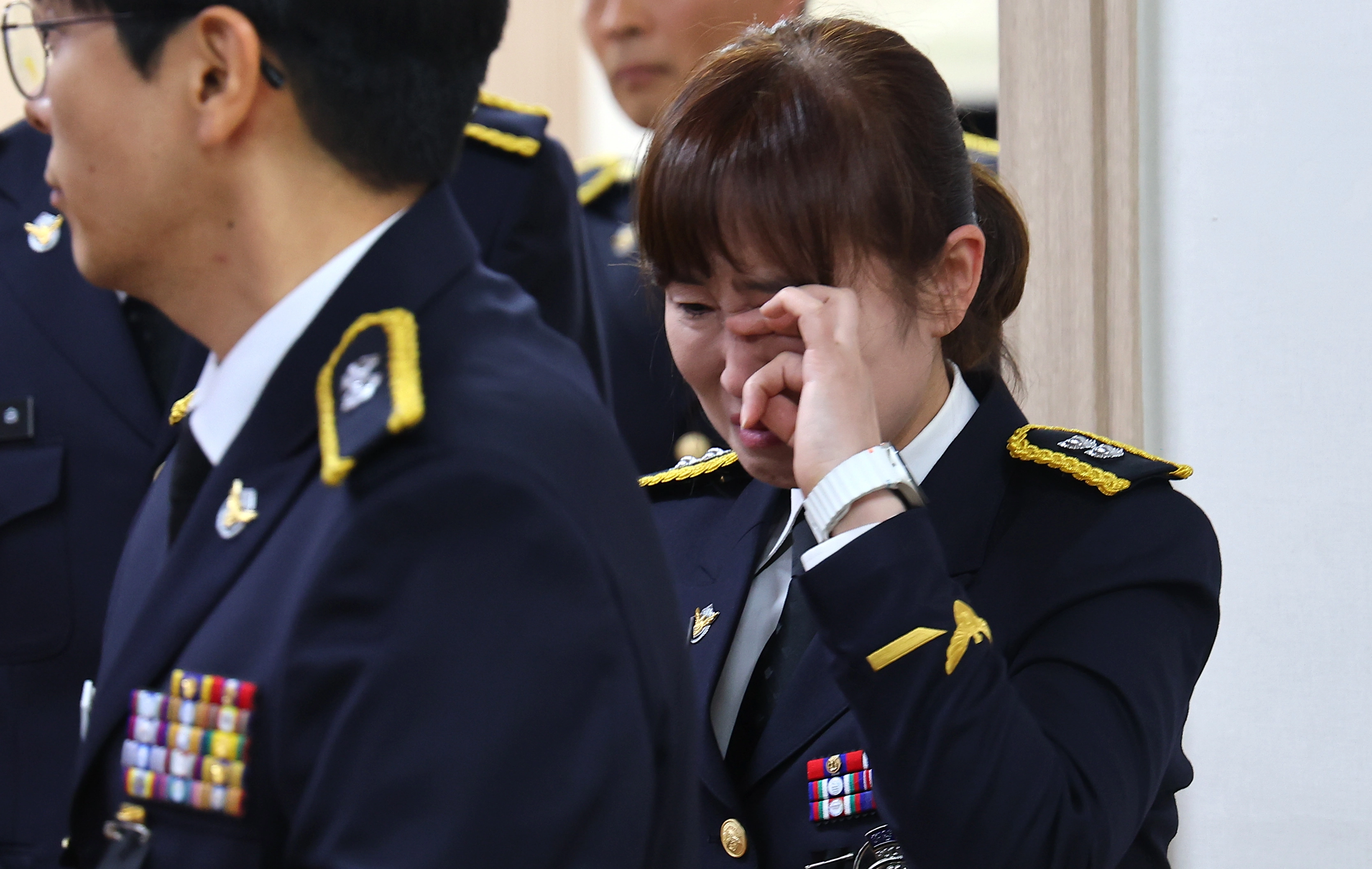 눈물 닦는 동료 해경  11일 인천 동구의 한 장례식장에 마련된 해경 고(故) 이재석 경장 빈소를 찾은 해경 동료가 조문 마친 뒤 돌아서며 눈물을 닦고 있다. 연합뉴스