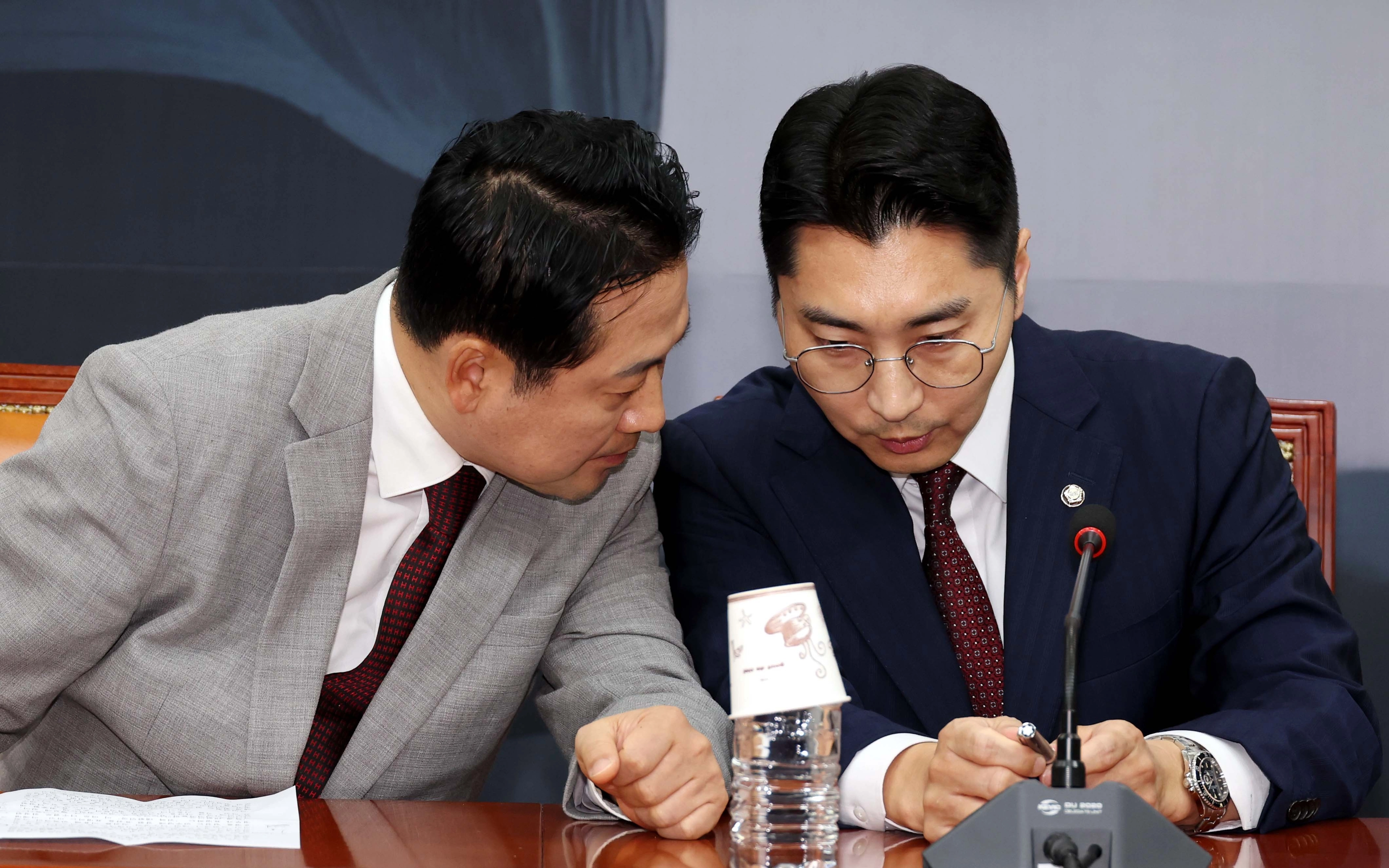 장동혁(왼쪽) 국민의힘 대표와 박준태 당대표 비서실장이 27일 서울 여의도 국회에서 취임 축하 예방을 온 우상호 정무수석을 뒤로 하고 논의하고 있다. 뉴시스