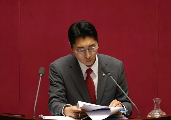박준태 국민의힘 의원이 4일 오전 국회에서 필리버스터(법안 처리 저지를 위한 무제한 토론)를 진행하고 있다. 필리버스터가 시작 24시간 만인 이날 오후 종료되면, 채상병특검법 표결이 진행될 전망이다. 연합뉴스