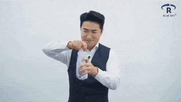 장동민이 시연한 라벨 분리 기술. 뚜껑만 돌리면 라벨이 같이 떨어진다. 푸른하늘 유튜브 캡처