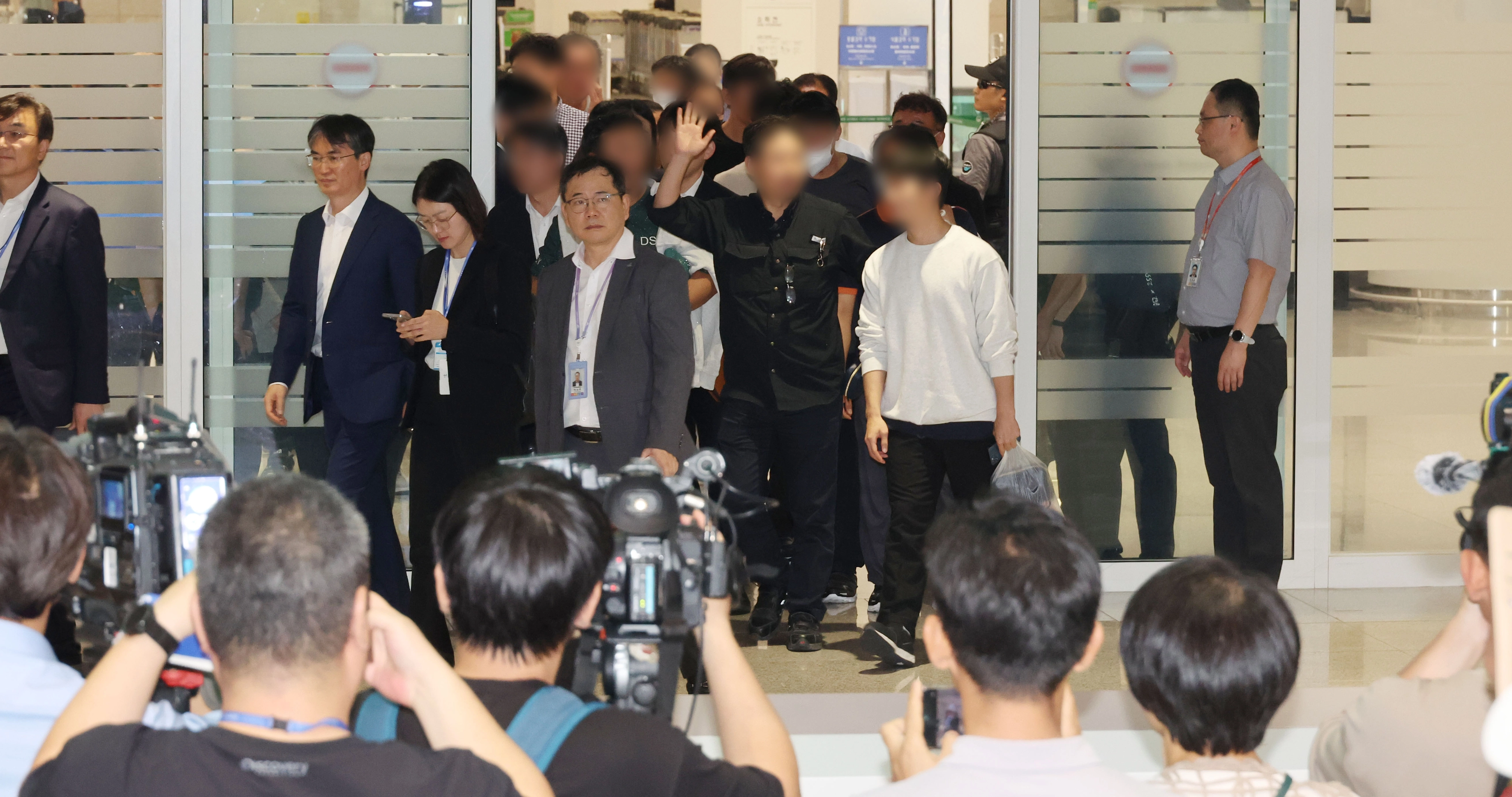 미국에서 귀국한 한국근로자들  미국 이민당국에 의해 조지아주에 구금됐던 한국인 근로자들이 12일 영종도 인천국제공항 제2여객터미널 입국장을 나서고 있다.
연합뉴스