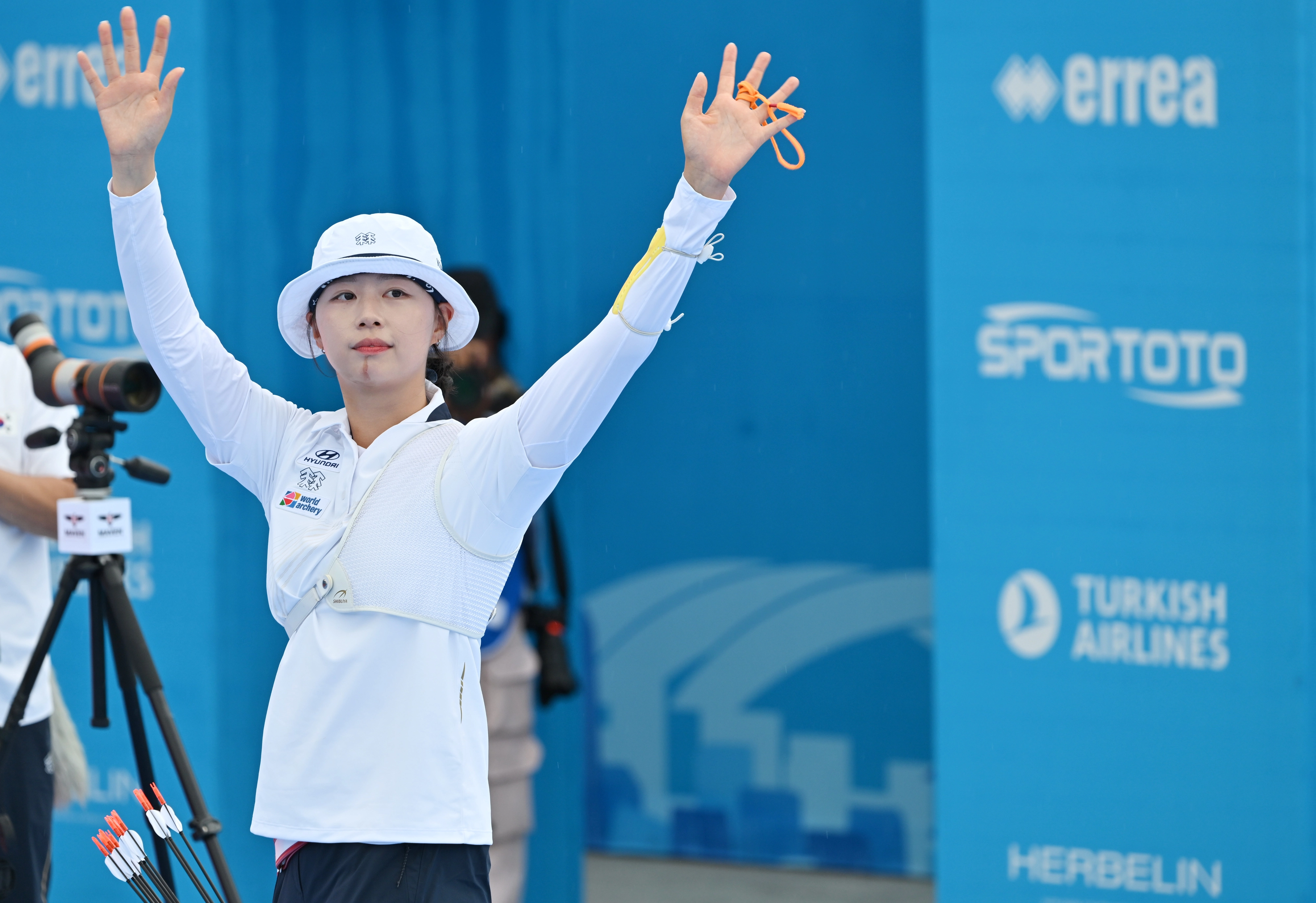 한국 양궁 국가대표 임시현이 12일 광주 5·18 민주광장 특설경기장에서 열린 2025 광주 세계양궁선수권대회 리커브 여자 개인전 16강에 입장하고 있다. 광주 뉴시스