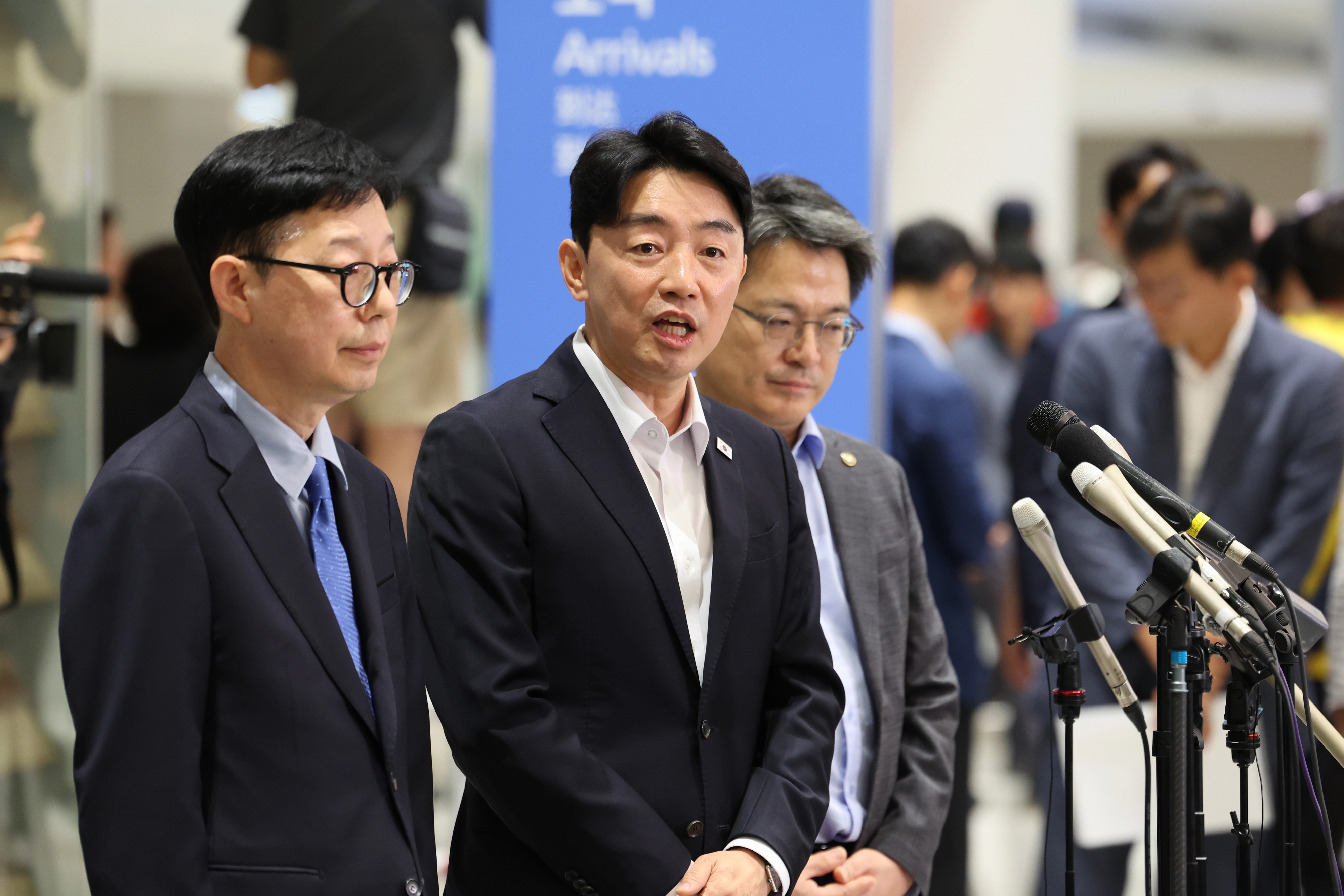 미국 이민당국에 의해 조지아주에 구금됐던 한국인 근로자들이 귀국한 12일 인천국제공항 제2여객터미널 입국장에서 강훈식 대통령 비서실장이 브리핑하고 있다. 왼쪽 박윤주 외교부 1차관. 2025.9.12 홍윤기 기자