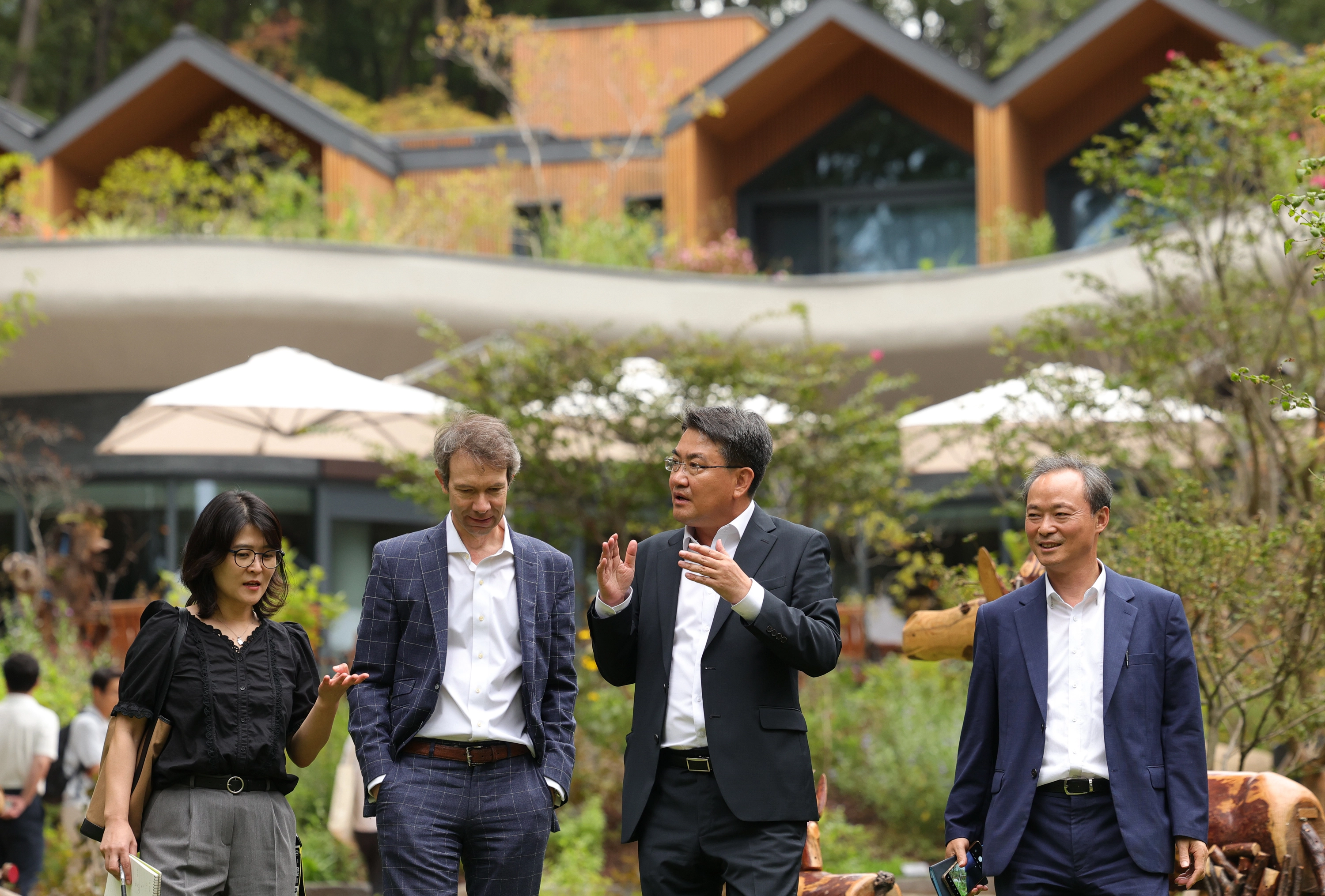 오승록(왼쪽 세 번째) 서울 노원구청장이 12일 자연휴양림 수락휴에서 요하네스 프루에하우스 랩센트럴 회장, 김창규 균형발전본부장과 대화하고 있다. 

노원구 제공