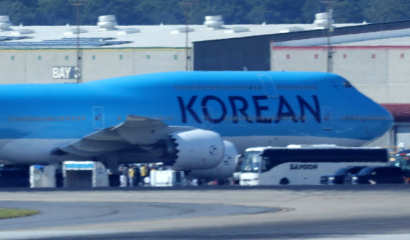 이민단속으로 체포됐던 현대차-LG엔솔 배터리공장 건설 현장 직원을 태운 버스가 11일(현지시간) 미국 조지아주 하츠필드-잭슨 애틀랜타 국제공항에 도착해 대한항공 전세기 앞에 대기하고 있다. 2025.9.11  연합뉴스