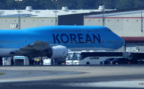 이민단속으로 체포됐던 현대차-LG엔솔 배터리공장 건설 현장 직원들이 11일(현지시간) 미국 조지아주 하츠필드-잭슨 애틀랜타 국제공항에 도착해 대한항공 전세기에 탑승하고 있다. 2025.9.12  연합뉴스