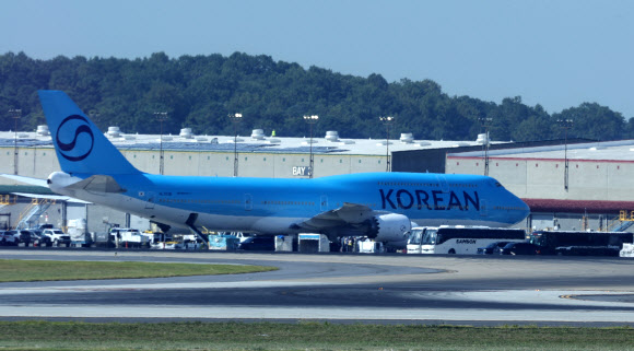 이민단속으로 체포됐던 현대차-LG엔솔 배터리공장 건설 현장 직원들이 11일(현지시간) 미국 조지아주 하츠필드-잭슨 애틀랜타 국제공항에 도착해 대한항공 전세기에 탑승하고 있다. 2025.9.11  연합뉴스