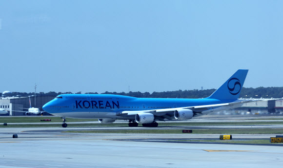미국 이민 당국에 구금됐다가 풀려난 한국인 근로자들이 탑승한 대한항공 전세기가 11일(현지시간) 미국 조지아주 하츠필드-잭슨 애틀랜타 국제공항에서 활주로로 이동하고 있다. 2025.9.12  연합뉴스