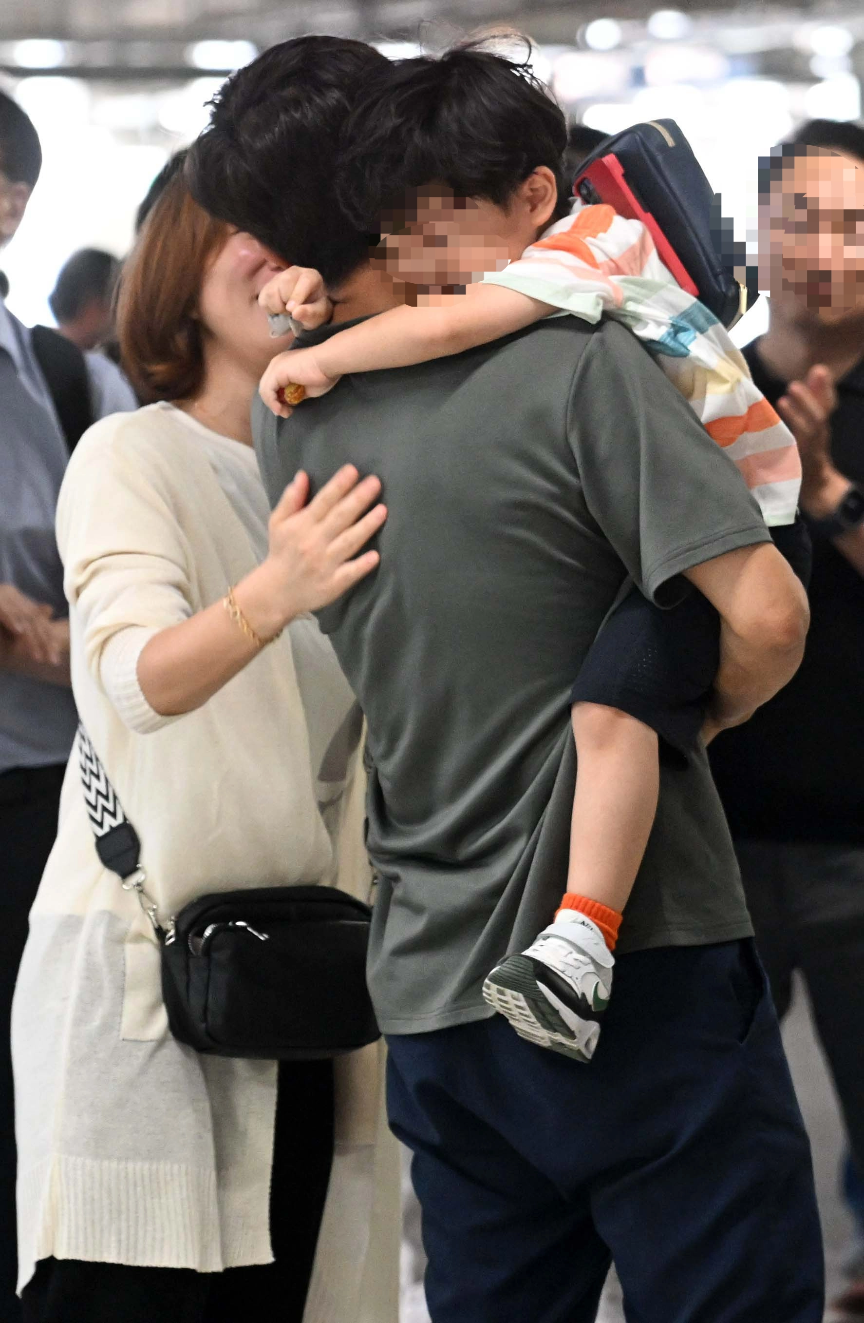미국 이민당국에 의해 체포됐던 한국인 300여 명이 12일 인천국제공항 제2여객터미널을 통해 귀국해 가족들과 상봉하고 있다. 2025.9.12 홍윤기 기자
