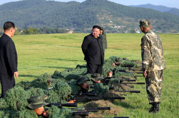 북한 김정은 국무위원장이 지난 12일 평양지구 제38훈련기지를 방문해 수도경비사령부관하 저격수구분대와 중앙안전기관 특별기동대 저격수구분대사이의 사격경기를 참관했다고 조선중앙통신이 13일 보도했다. 2025.9.13. 평양 조선중앙통신 연합뉴스