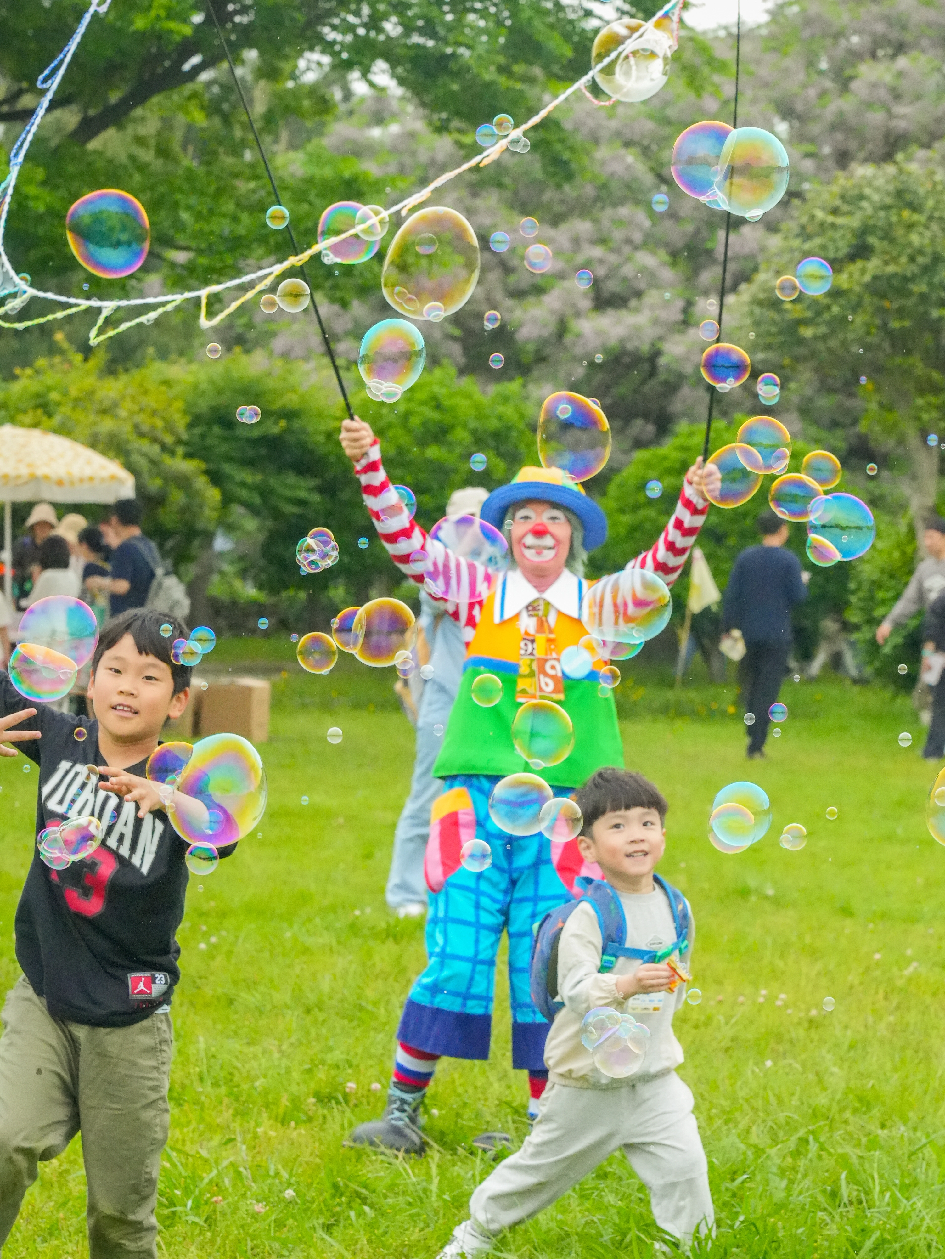 총 12㎞에 달하는 제주올레 7코스 일부를 걷는 ‘2025 펠롱펠롱 제주올레 글로벌 어린이 걷기 축제’ 곳곳에선 세계 전통놀이 체험장인 ‘글로벌 존’과 제주어 미션 게임, 문화예술 공연 등 다채로운 즐길 거리가 마련된다.  제주도 제공