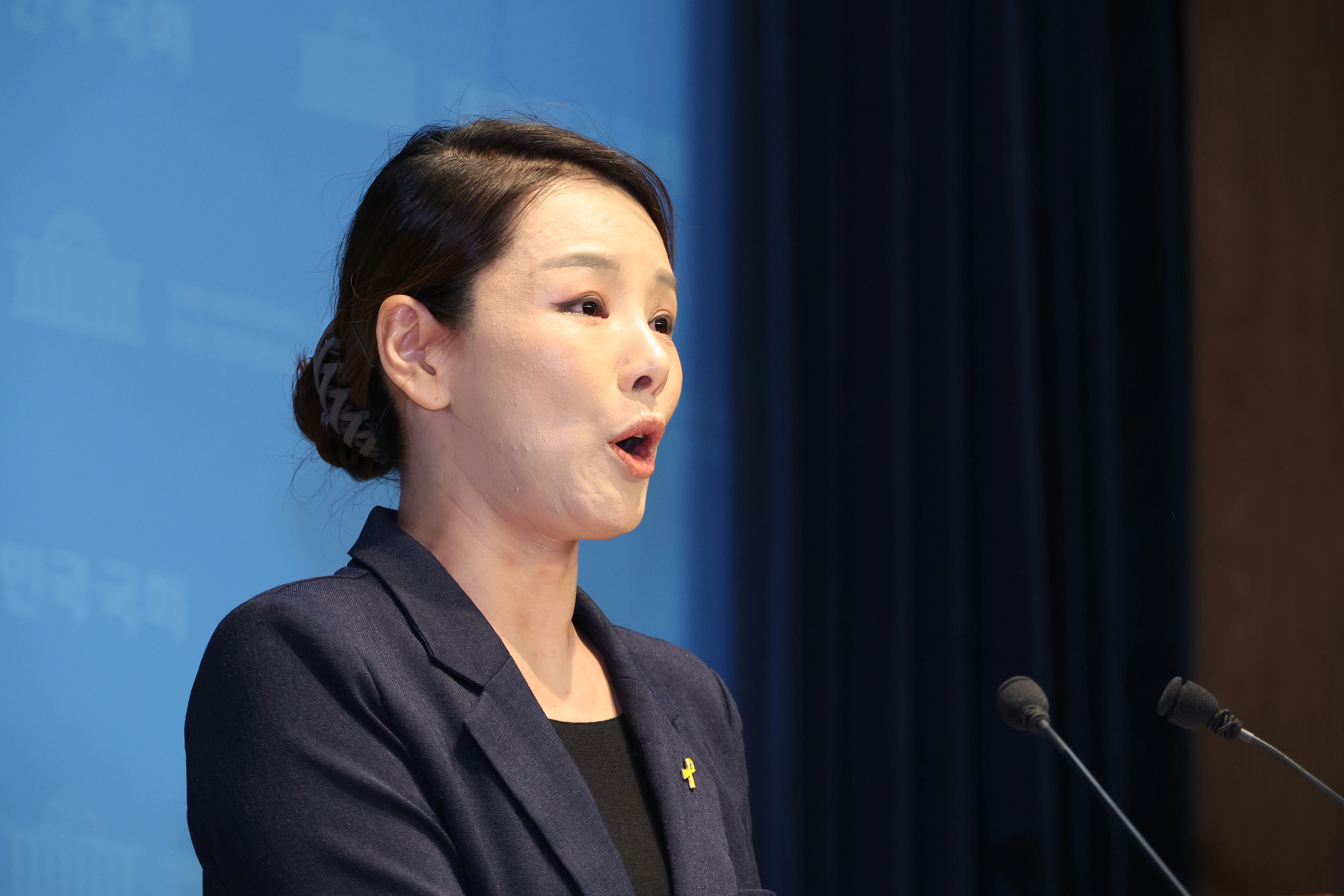 조국혁신당 성비위 고발 및 탈당 기자회견하는 강미정 대변인  강미정 조국혁신당 대변인이 4일 서울 여의도 국회 소통관에서 당내 성비위 의혹과 관련한 탈당 기자회견을 하고 있다. 2025.09.04. 뉴시스