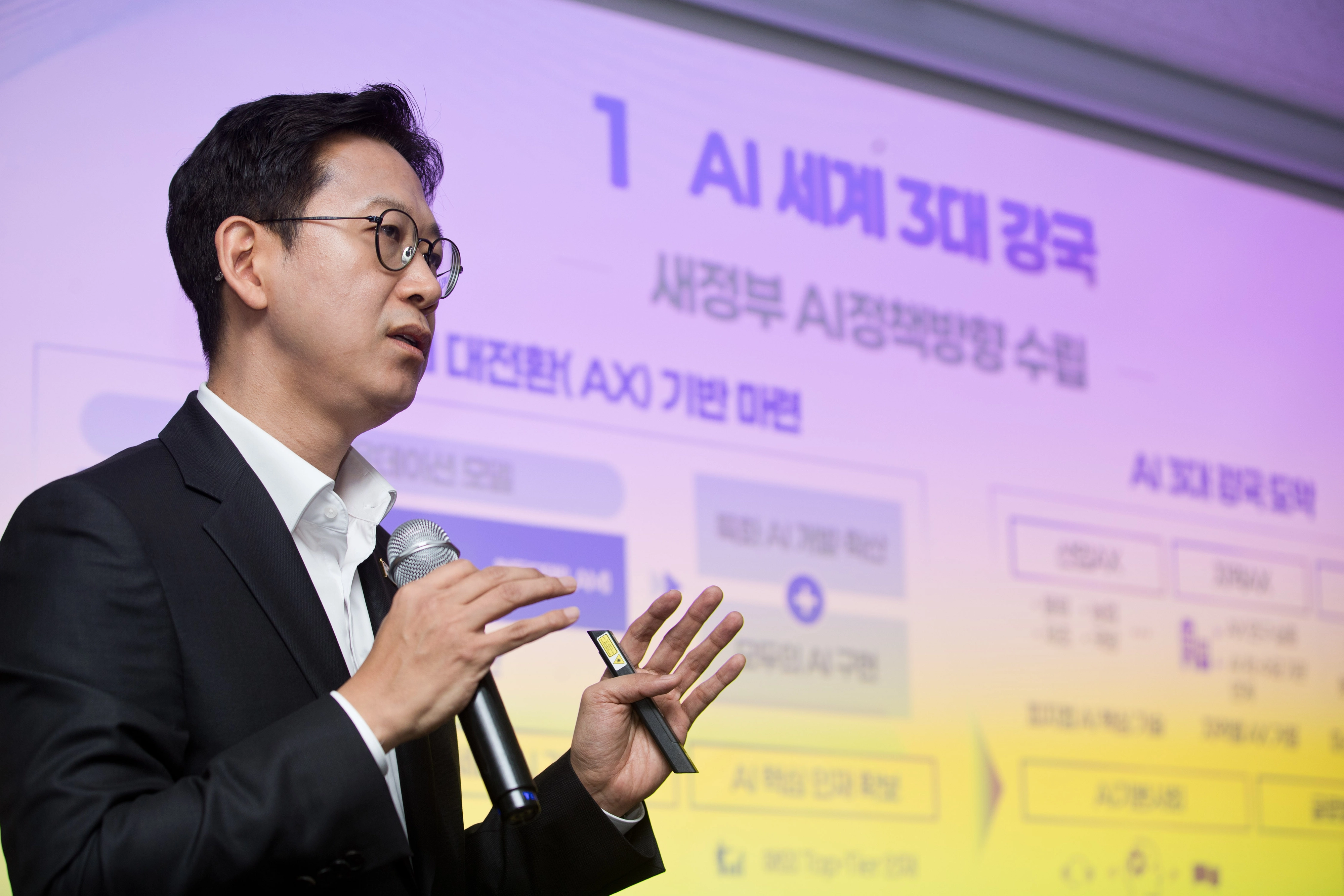 배경훈 과학기술정보통신부 장관이 지난 12일 오후 서울 종로구 HJ비즈니스센터에서 열린 과기부 기자간담회에서 ‘과학기술 인공지능(AI) 정책 청사진’을 발표하고 있다. 과학기술정보통신부 제공