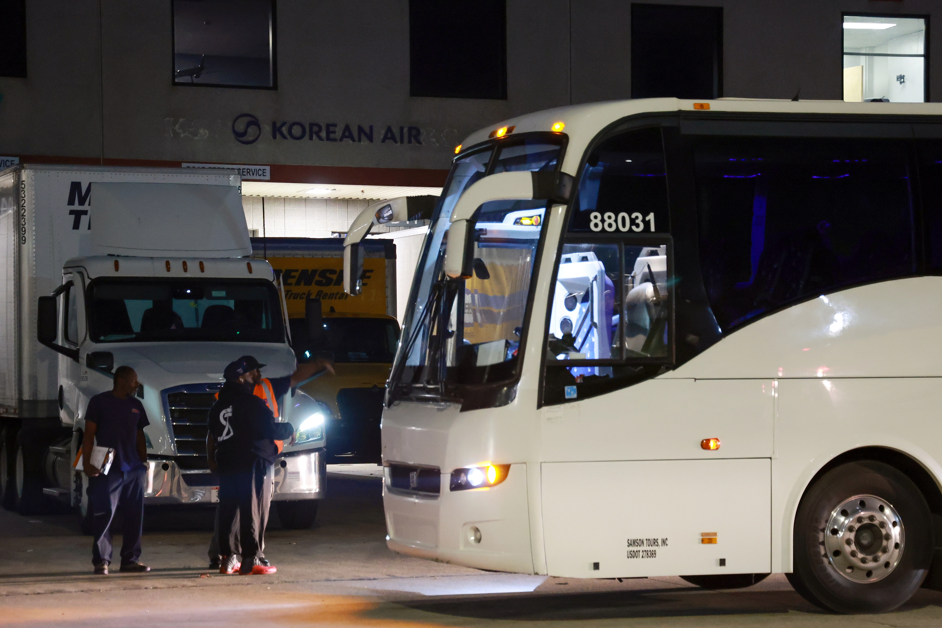 한국인 근로자들이 탄 버스가 지난 11일 미국 조지아주 하츠필드잭슨 애틀랜타 국제공항 인근에 도착해 있다.
애틀랜타 연합뉴스