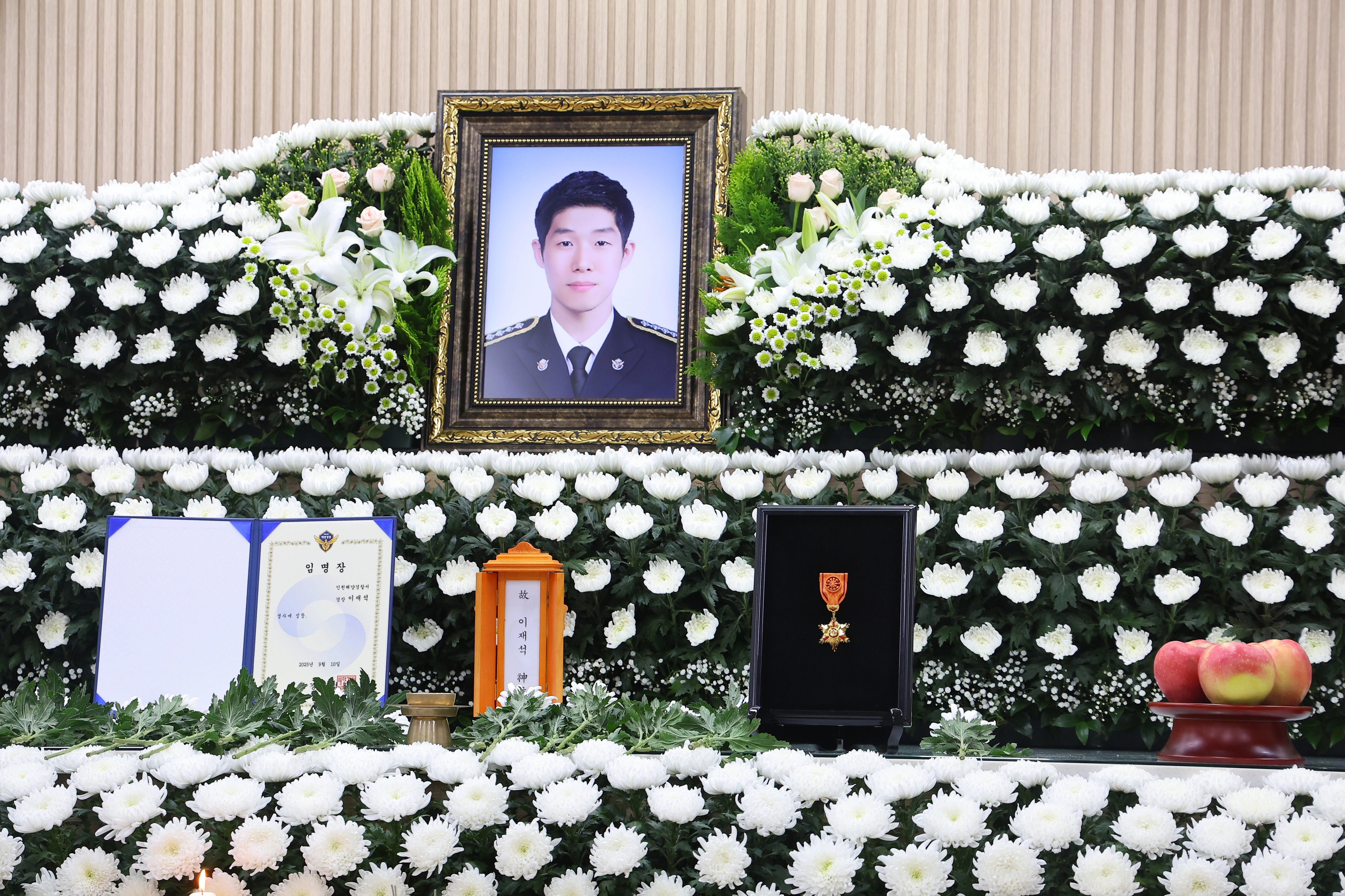 고 이재석 경사에 추서된 훈장  12일 인천 동구의 한 장례식장에 마련된 해양경찰관 고(故) 이재석 경사 빈소 영정 앞에 추서된 훈장이 놓여 있다.  이 경사는 지난 11일 인천 옹진군 영흥도 갯벌에 고립된 70대 A씨를 구조하는 과정에서 자신이 착용했던 구명조끼를 A씨에게 입혀준 뒤 함께 헤엄쳐 나오다 실종됐다. 2025.9.12 연합뉴스