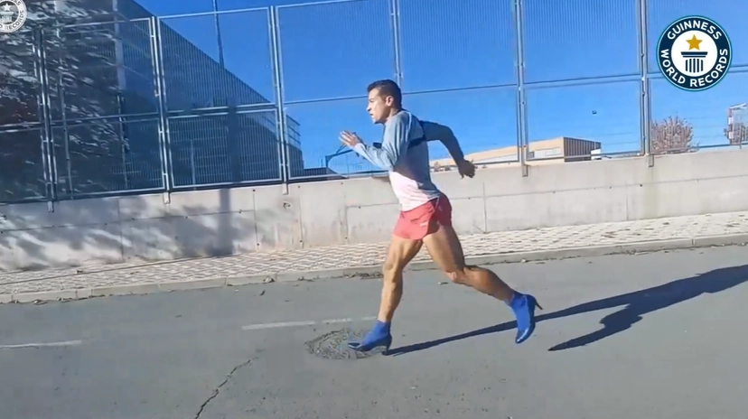 스페인 출신의 한 남성이 하이힐을 신고 뒤로 달리기(역주) 100m 종목에서 세계 신기록을 세워 화제다. 기네스 세계기록 홈페이지