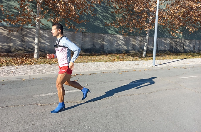 스페인 출신의 한 남성이 하이힐을 신고 뒤로 달리기(역주) 100m 종목에서 세계 신기록을 세워 화제다. 기네스 세계기록 홈페이지