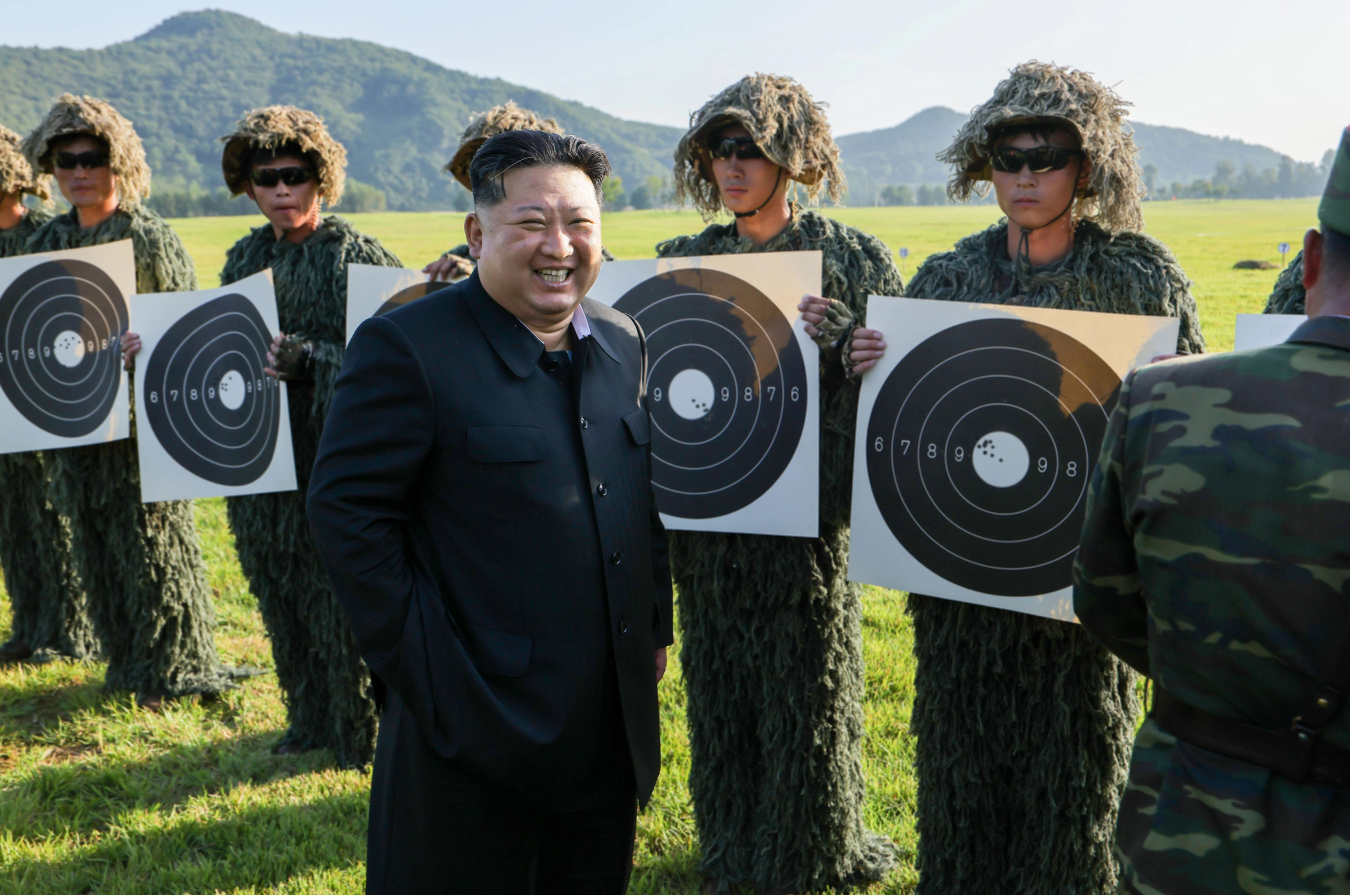 김정은, 저격수 구분대 사격경기 참관  북한 김정은 국무위원장이 지난 12일 평양지구 제38훈련기지를 방문해 수도경비사령부관하 저격수구분대와 중앙안전기관 특별기동대 저격수구분대사이의 사격경기를 참관했다고 조선중앙통신이 13일 보도했다. 2025.9.13 조선중앙통신 연합뉴스