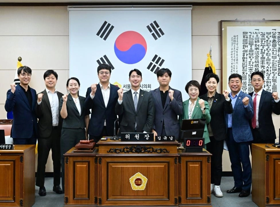 서울시의회 에너지전략 특별위원회가 지난 12일 1차 회의를 개최하고 기념촬영을 하고 있다.