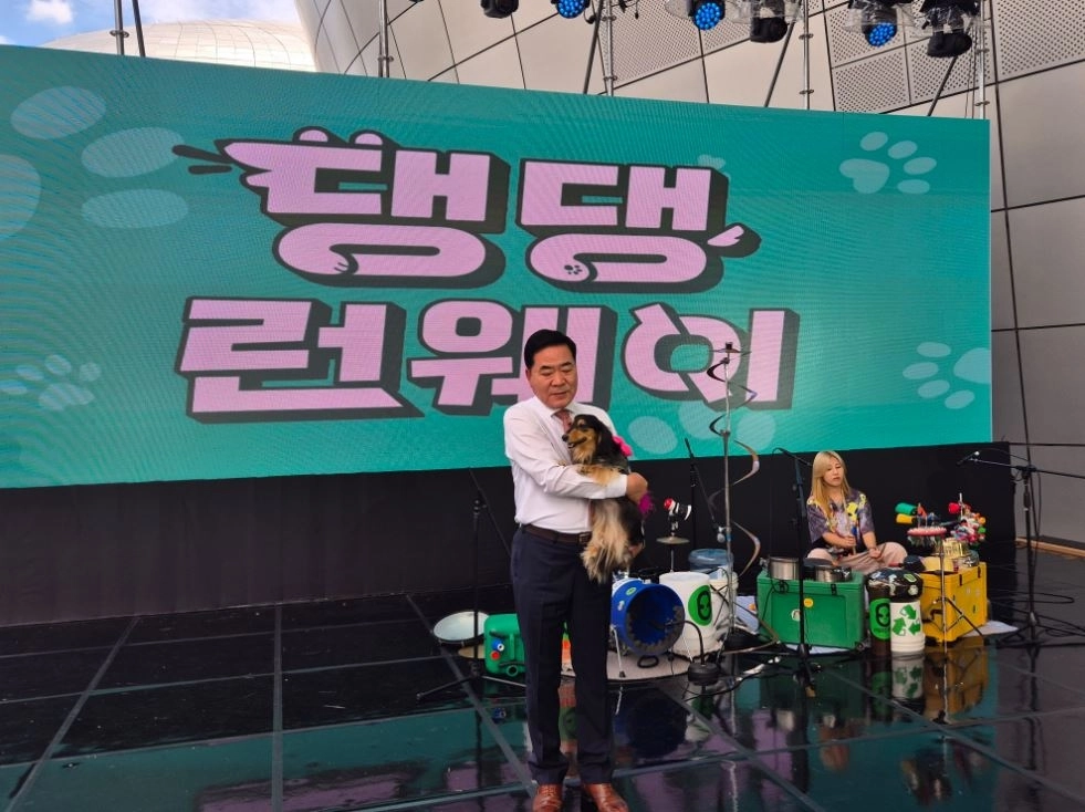 반려동물을 안고 기념사진을 찍는 김원태 의원