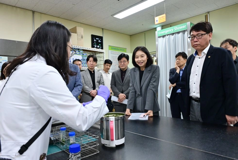 서울친환경유통센터 식재료 안전검사 보고 있는 최호정 의장