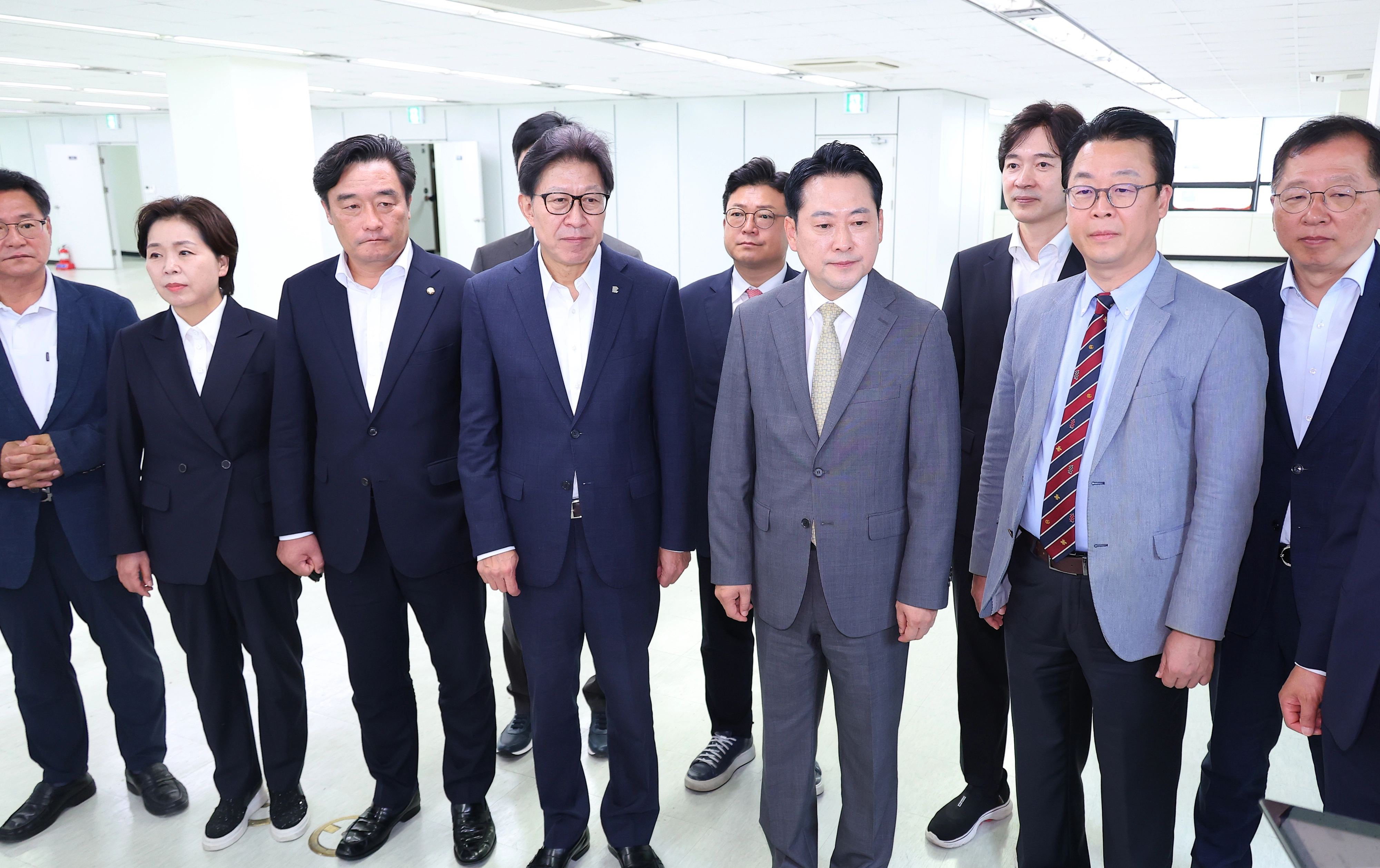 해수부 임시청사 방문한 국민의힘 지도부  국민의힘 장동혁 대표를 비롯한 지도부와 지역 국회의원들이 15일 부산 동구 해양수산부 임시청사인 IM빌딩을 방문해 현장을 둘러보고 있다. 연합뉴스