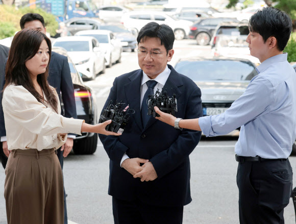 ‘부정거래 의혹’ 방시혁 의장 경찰 출석