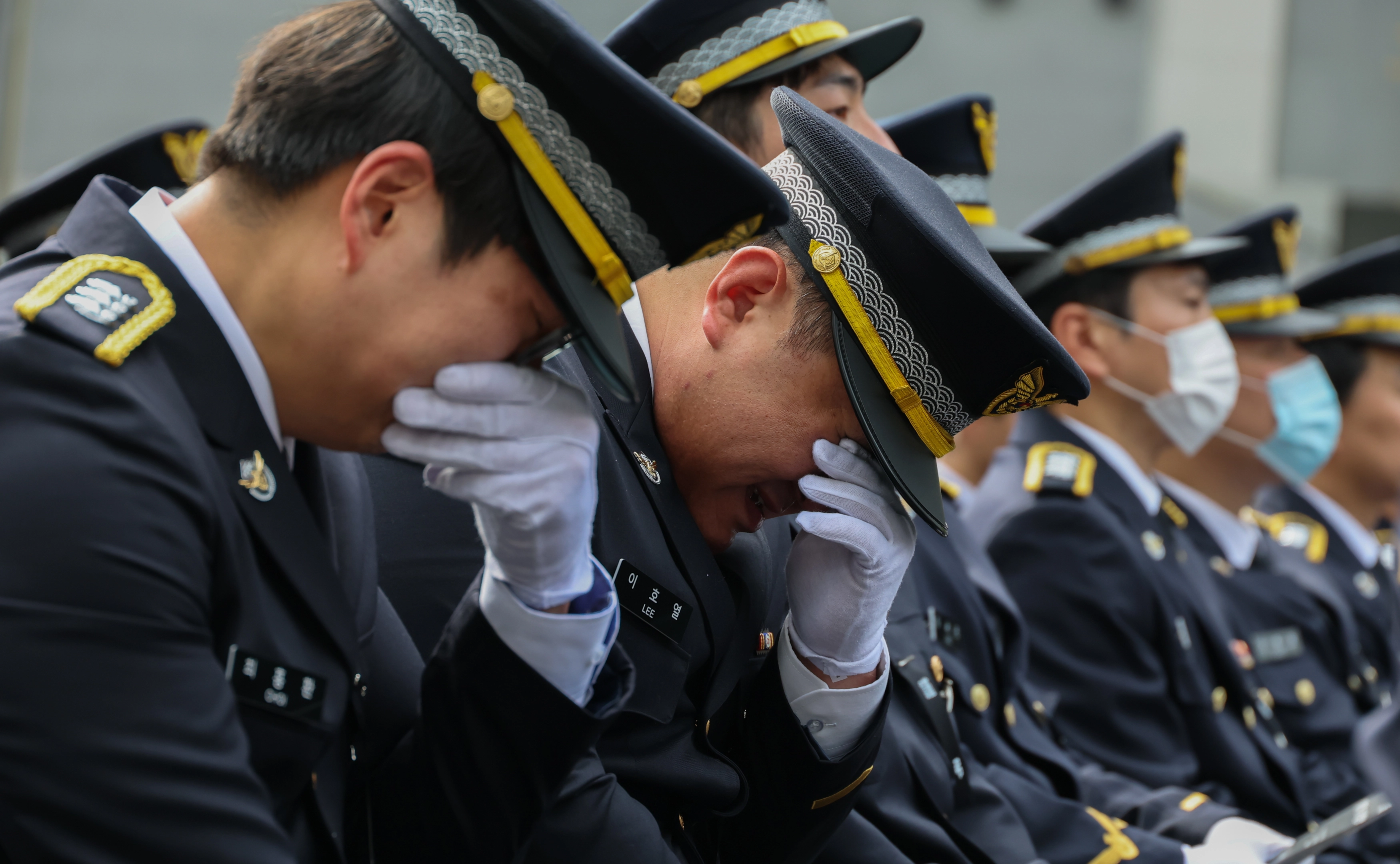 이재석 경사 영결식… 멈추지 않는 눈물  갯벌에 고립된 70대 중국인을 구하다 순직한 고 이재석 경사의 영결식이 진행된 15일 인천 서구 인천해양경찰서에서 동료 해경들이 눈물을 흘리고 있다. 이 경사의 유해는 국립서울현충원에 안장되며 고인에게는 1계급 특진(경사 추서)과 함께 옥조근정훈장이 추서됐다.
연합뉴스