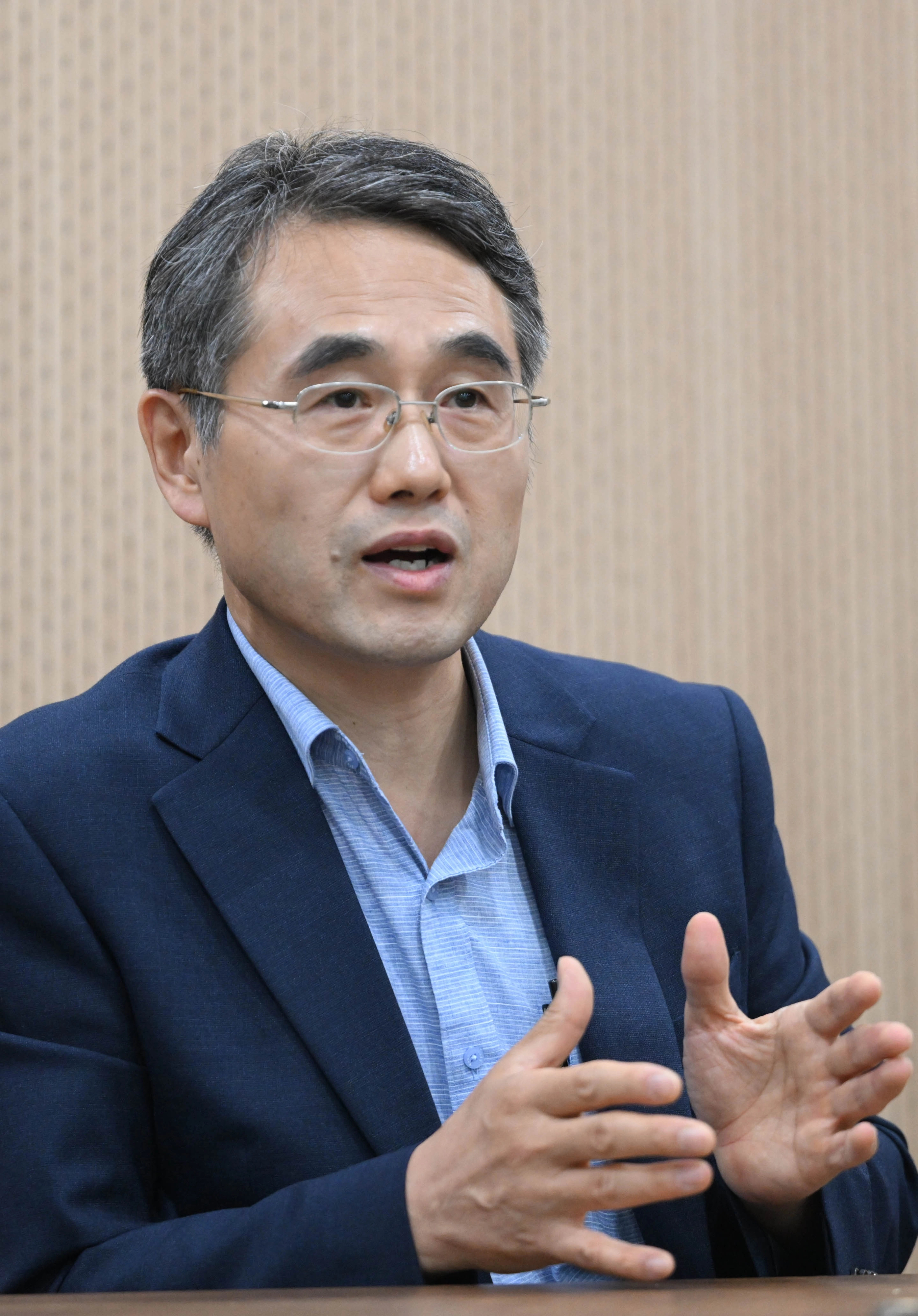 정진우 서울과학대 교수는 “산업안전 제재를 강화하면 기업 군기 잡는데는 효과가 있겠지만, 기업은 형식적으로 대응할 것”이라면서 “강한 제재를 한다고 산업안전 문제가 단숨에 해결되다는 생각은 순진한 발상”이라고 말했다. 
홍윤기 기자