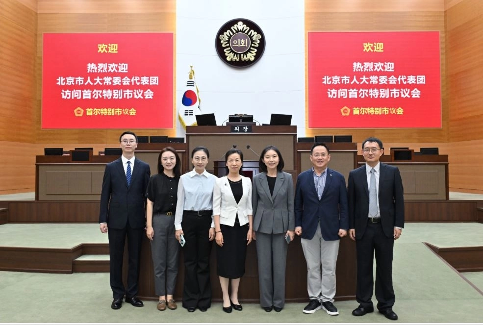 본회의장을 참관하는  베이징시인민대표대회 상무위원회 법제위원회 청샤오쥔 부주임 및 대표단