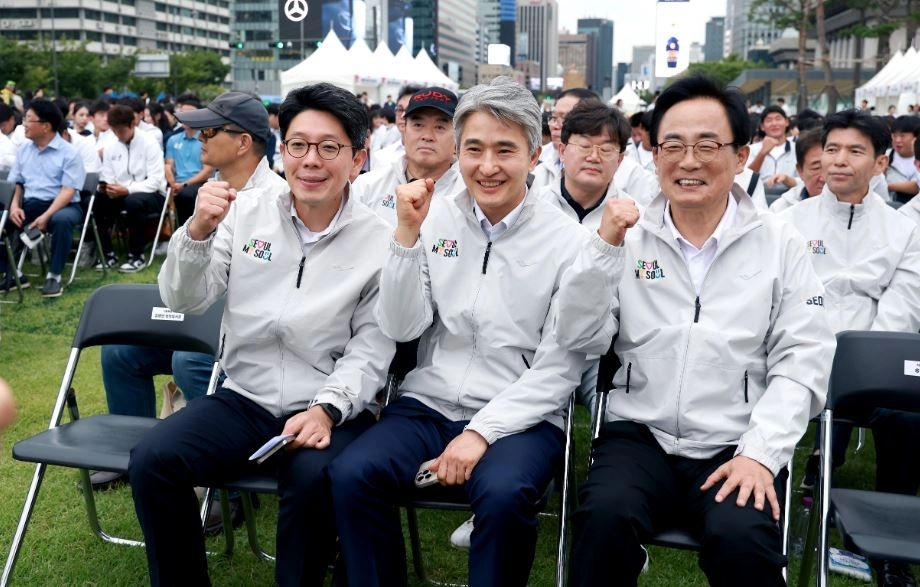 김형재 의원(오른쪽에서 첫 번째)이 지난 12일 광화문광장 잔디마당에서 개최된 ‘제106회 전국체육대회 서울시선수단 출정식’에 참석하여 서울시 선수단의 선전을 기원하고 있다.