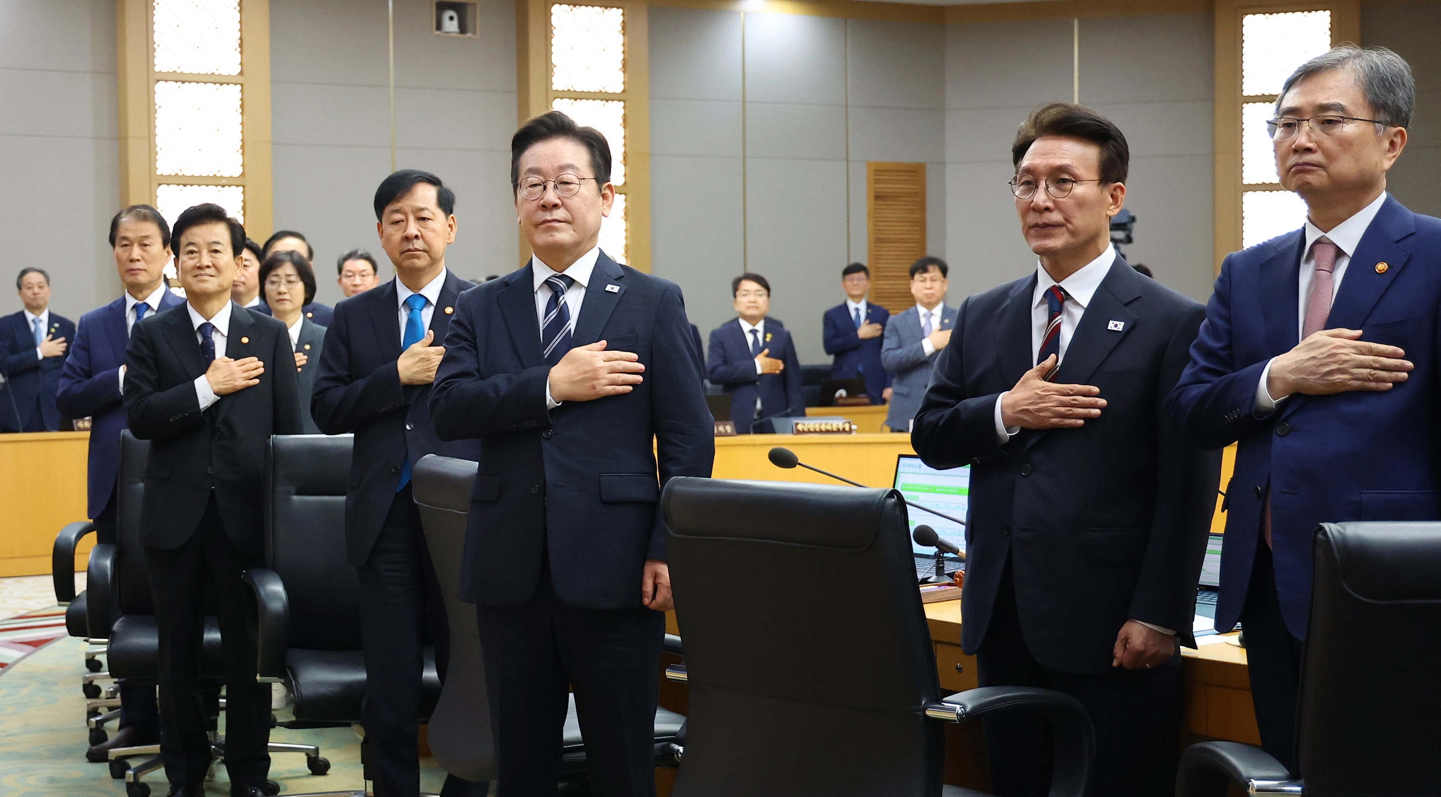 국민의례 하는 이재명 대통령  이재명 대통령이 16일 세종시 정부세종청사에서 열린 제42회 국무회의에서 국민의례를 하고 있다. (대통령실통신사진기자단) 2025.09.16. 뉴시스