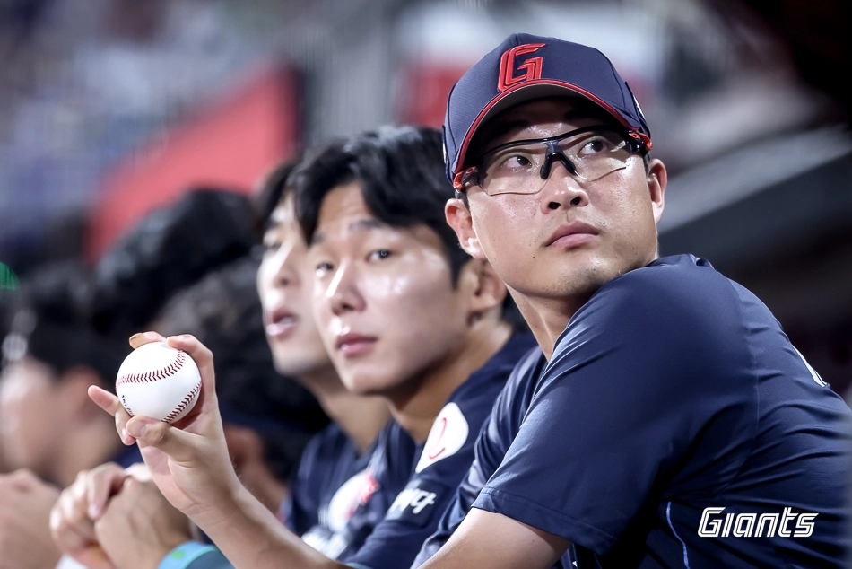 롯데 자이언츠 박세웅이 3일 수원 케이티위즈파크에서 열린 2025 KBO리그 정규시즌 LG 트윈스와의 원정 경기에서 동료들을 바라보고 있다. 롯데 자이언츠 제공