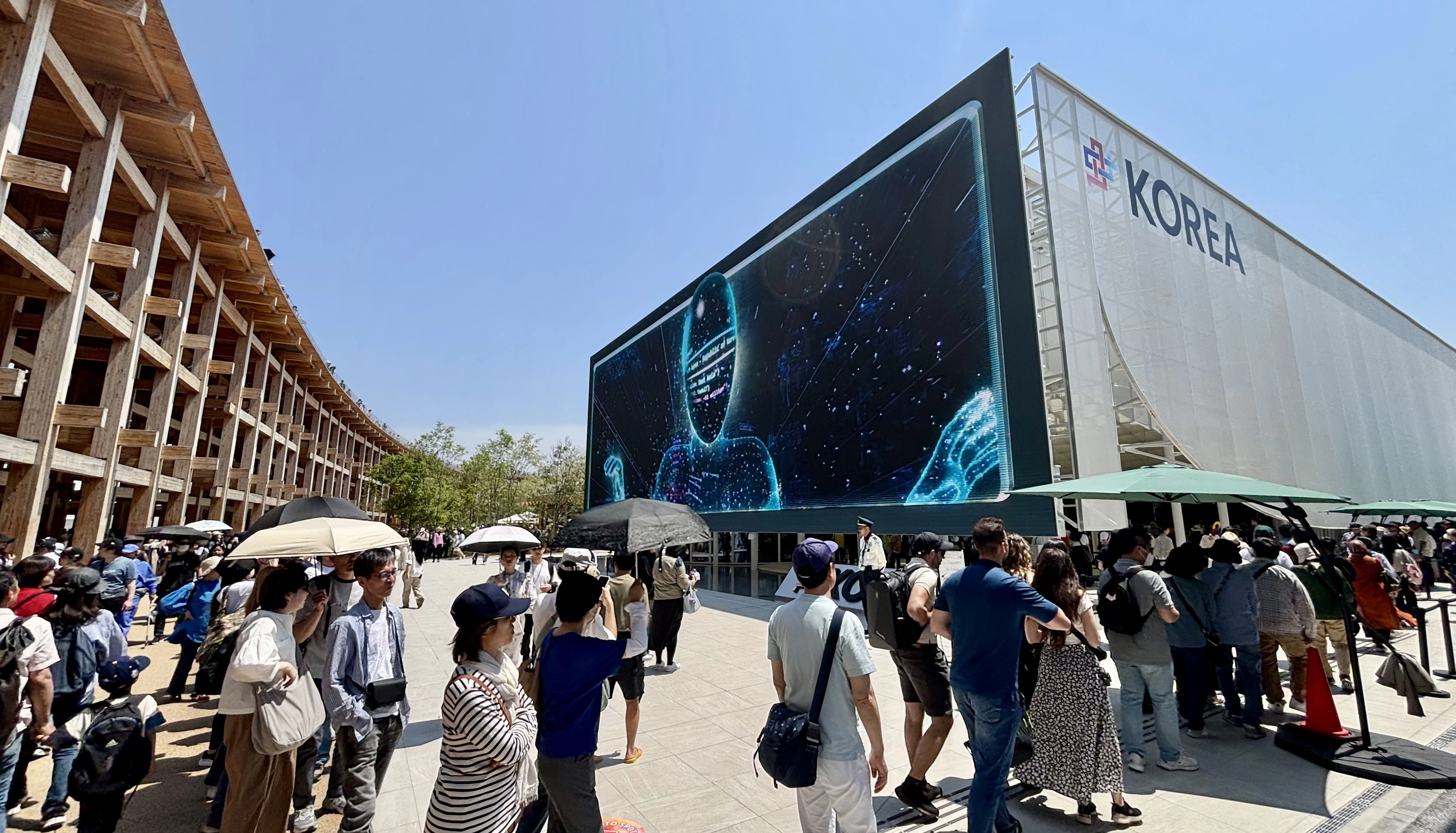 오사카 엑스포, 한국에 쏠린 시선  일본 오사카에서 개최 중인 ‘2025 오사카 간사이 엑스포’ 한국관 앞에서 관람객들이 줄을 지어 입장을 기다리고 있다. 2025.5.13  연합뉴스