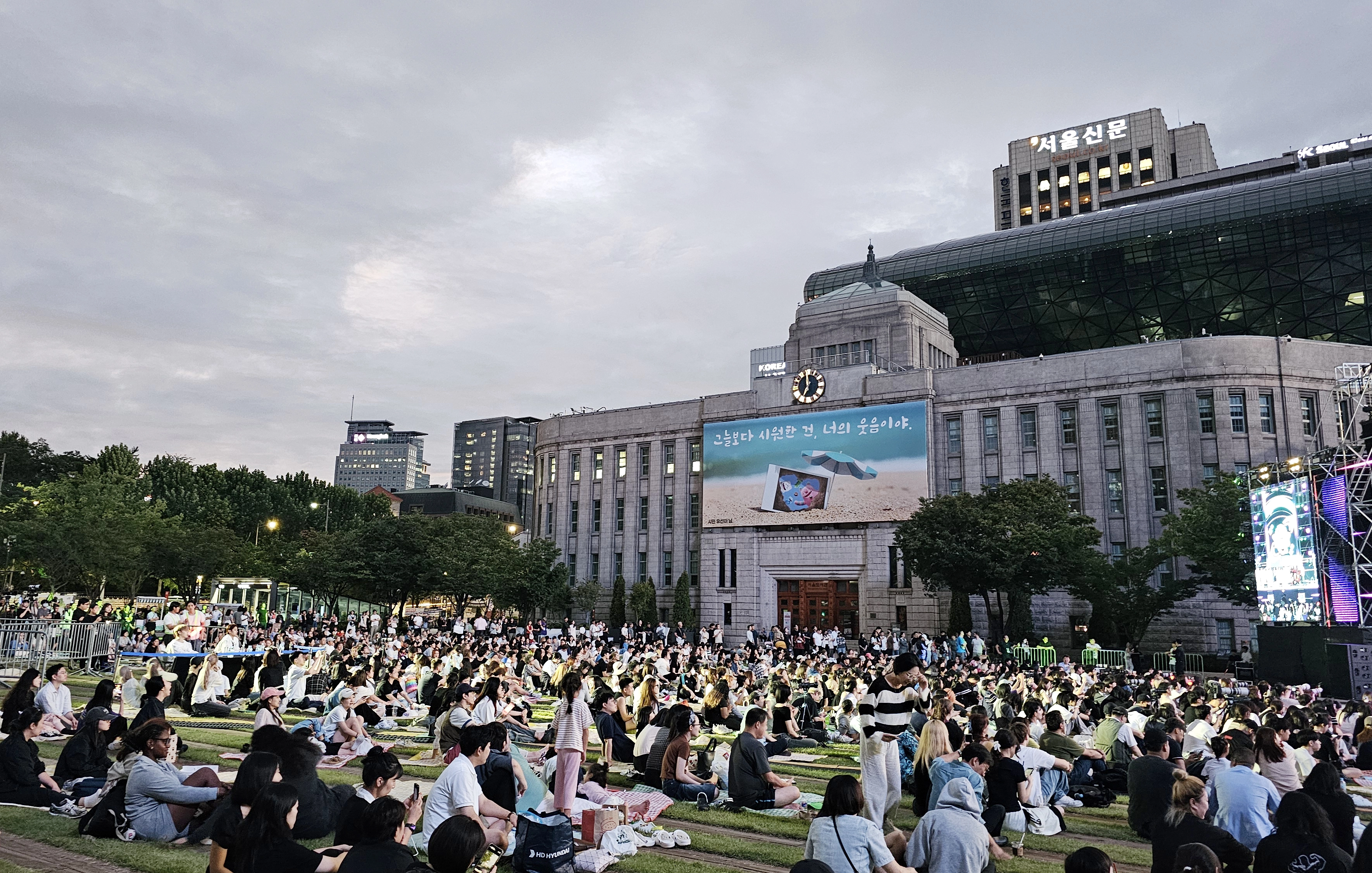 올해로 15회를 맞이한  ‘K-팝 커버댄스 페스티벌 월드 파이널’에는 4000여명의 국내외 관람객들이 모여 K-팝을 즐기며 참가자들을 응원했다.