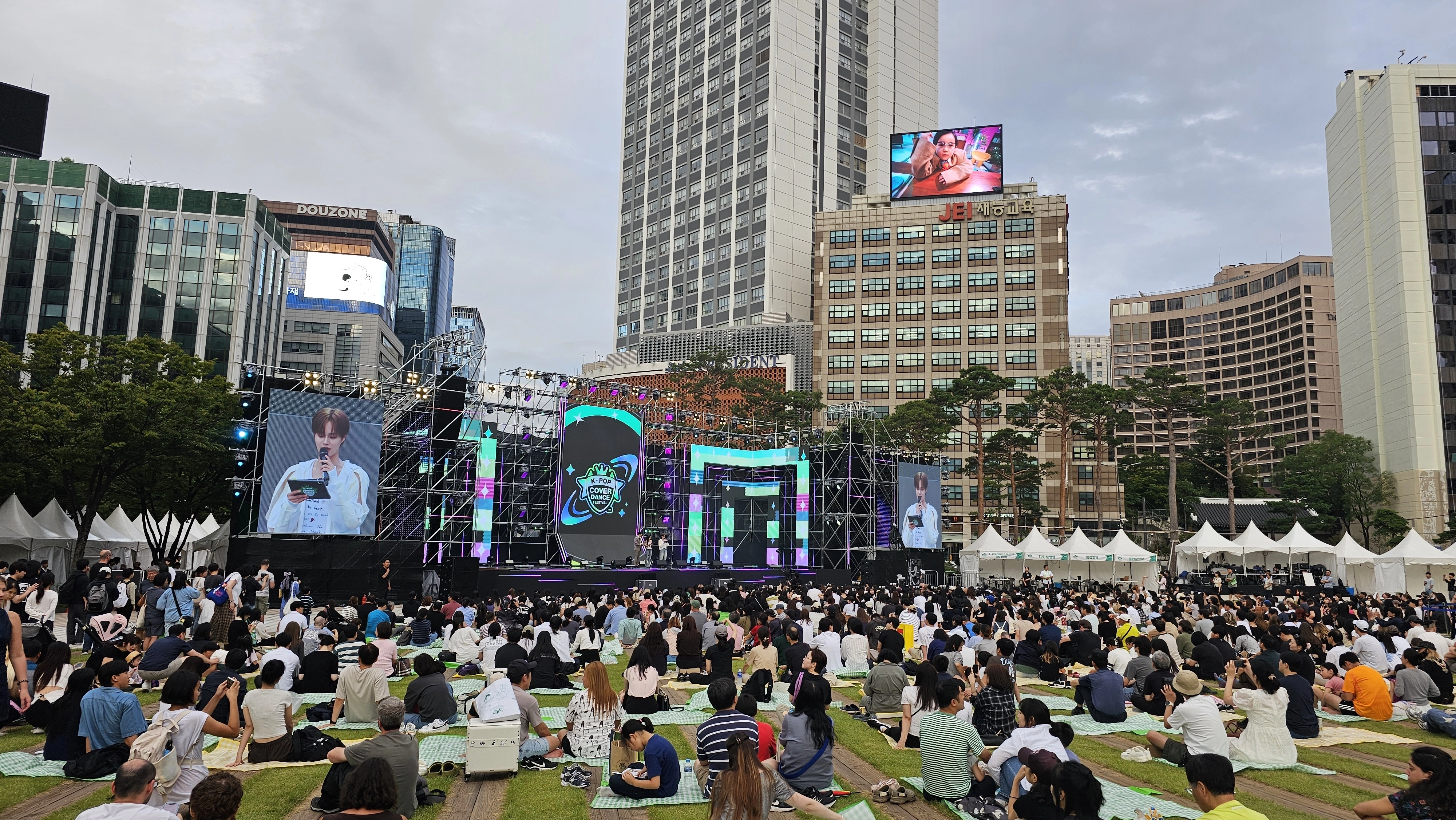 지난 13일 서울광장에서 열린  ‘K-팝 커버댄스 페스티벌 월드 파이널’은 개그맨 김성원, AB6IX 멤버 이대휘, 원밀리언 안무가 하리무가 공동 MC를 맡아 현장 분위기를 한층 고조시켰다.