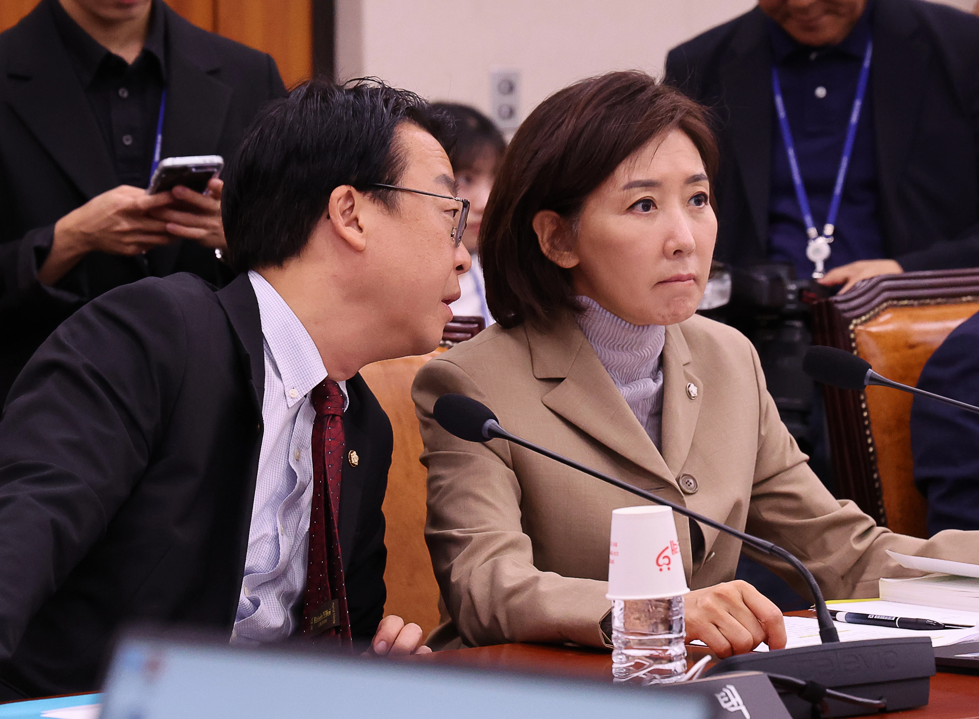 곽규택 의원과 대화하는 나경원  나경원 국민의힘 의원이 16일 오전 서울 여의도 국회에서 열린 법제사법위원회 전체회의에서 곽규택 의원과 대화하고 있다. 2025.09.16. 뉴시스